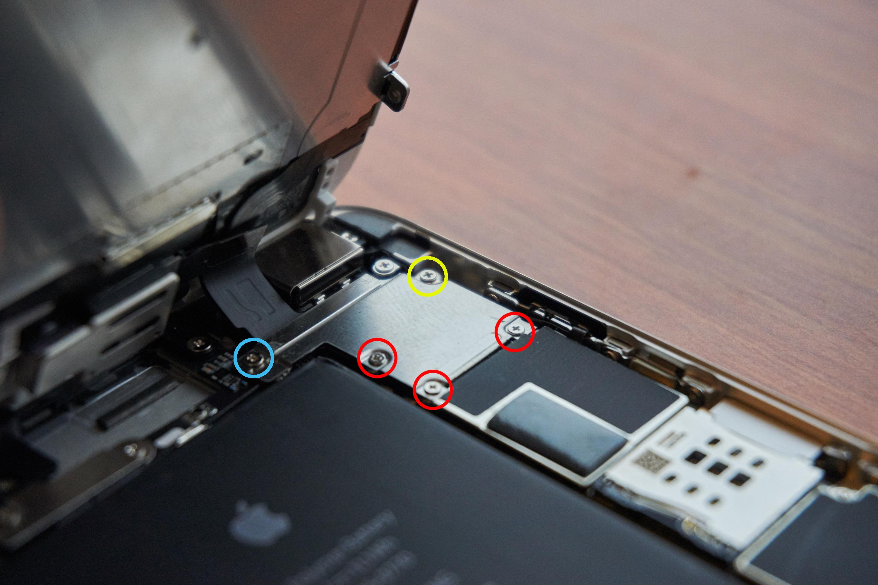 Etter å ha skrudd på disse fem skruene er skjermen låst til enheten. Vi gjør oss dermed klare til å lukke iPhonen igjen.