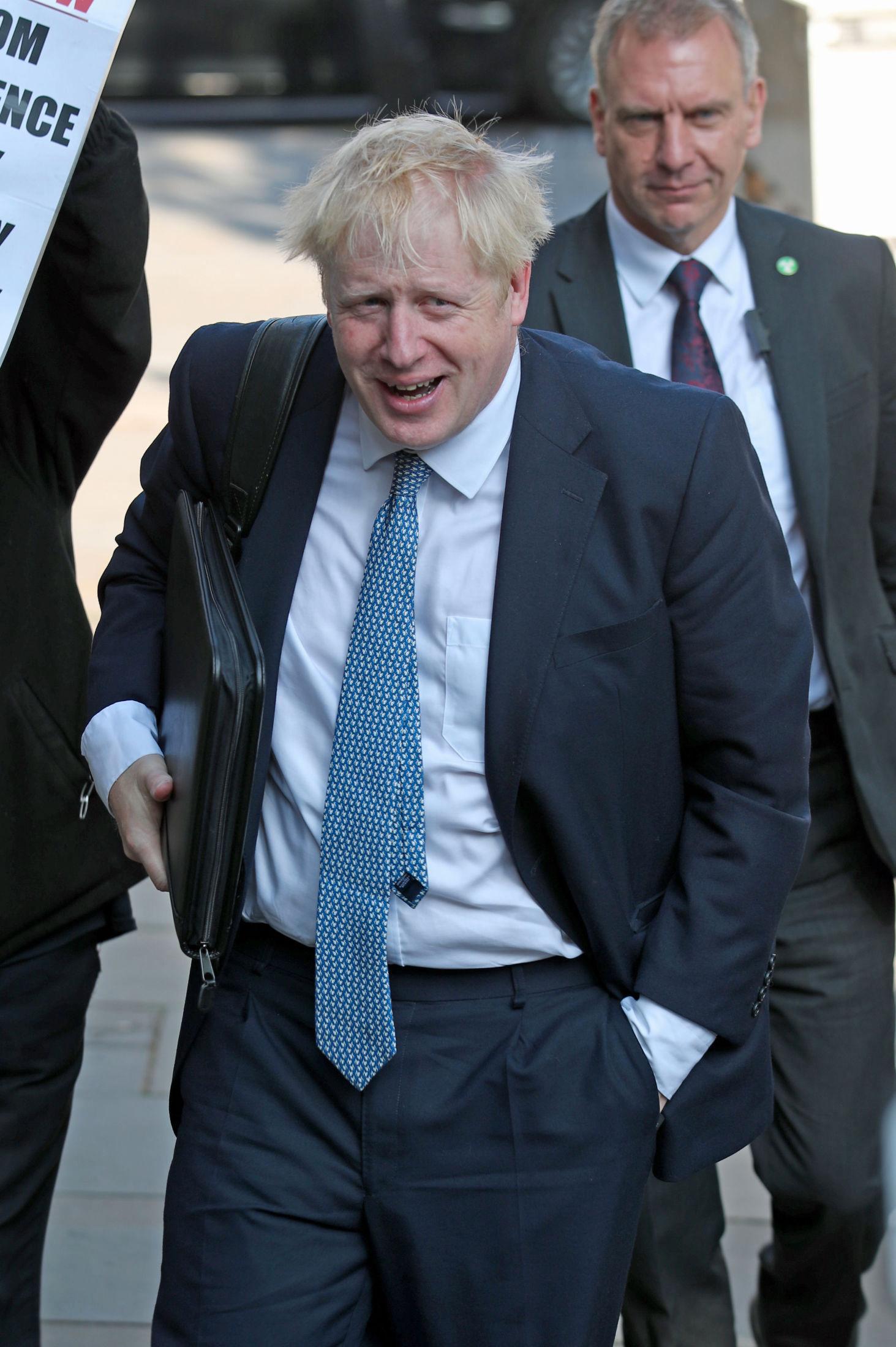 FÅR SKRYT AV KJENDISSTYLIST: Jan Thomas mener Boris Johnsons stil fører til at det er lettere å relatere seg til han. Foto: Pa Photos