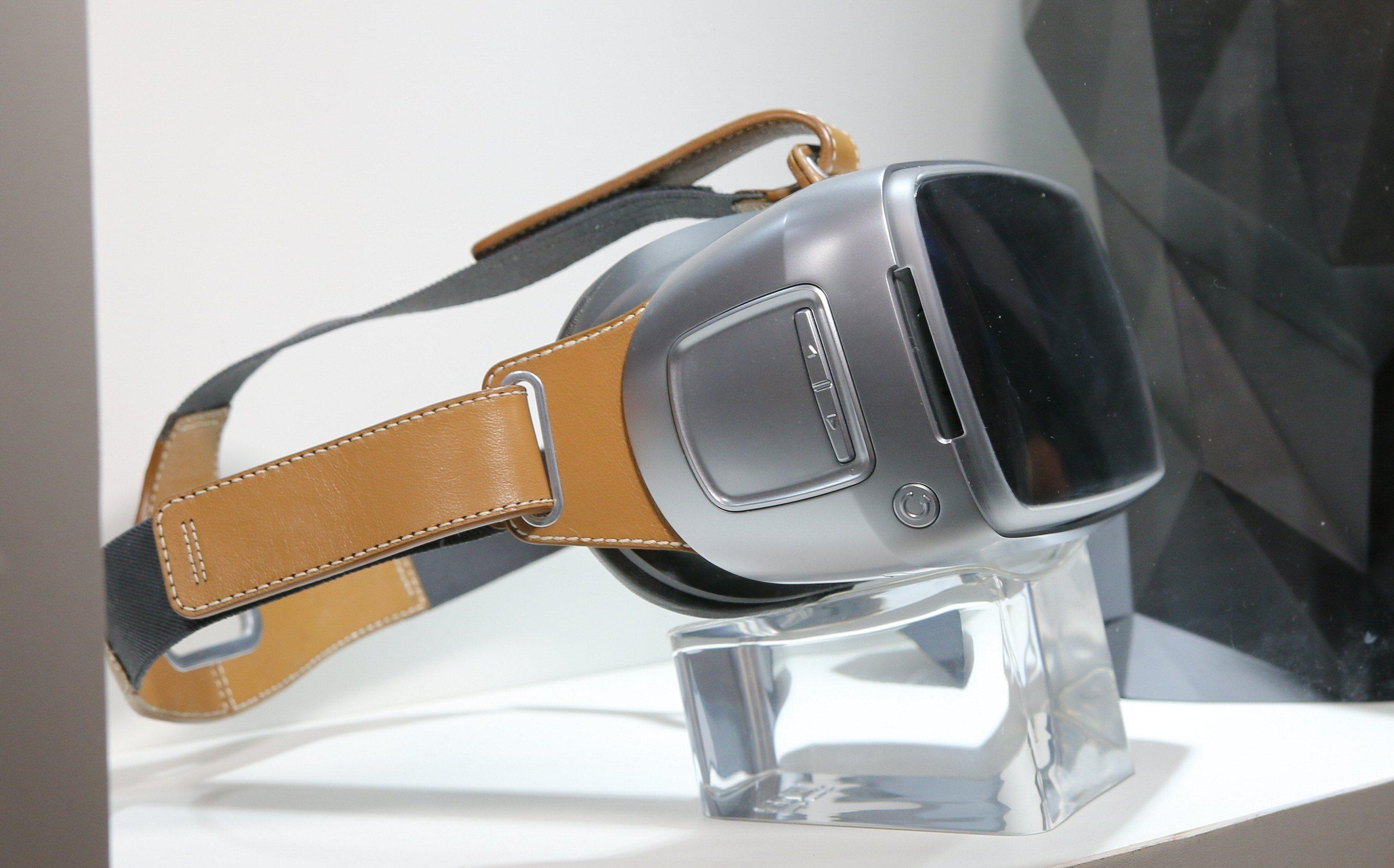 VR var naturligvis stort på årets Computex, og i en monter fant vi denne prototypen fra Asus. Trolig er det snakk om en slags styla VR-brille som slekter på Samsung Gear VR.