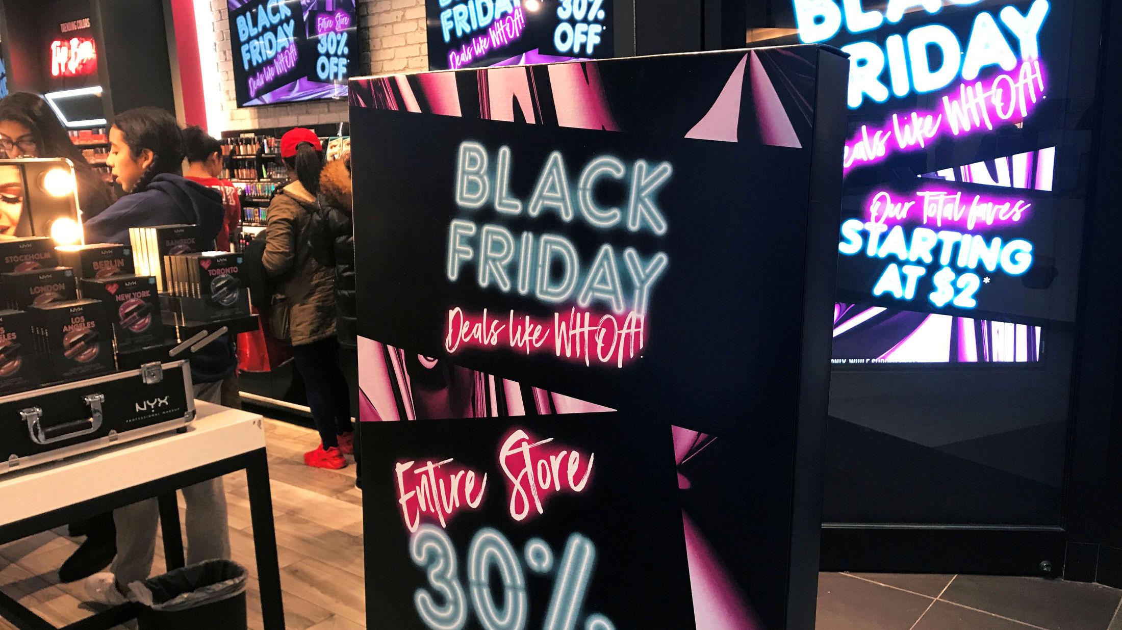MULIGHET FOR GODE KJØP: Så lenge du ikke går amok med shoppingen er det ingen grunn til å holde seg unna Black Friday. Foto: Reuters.