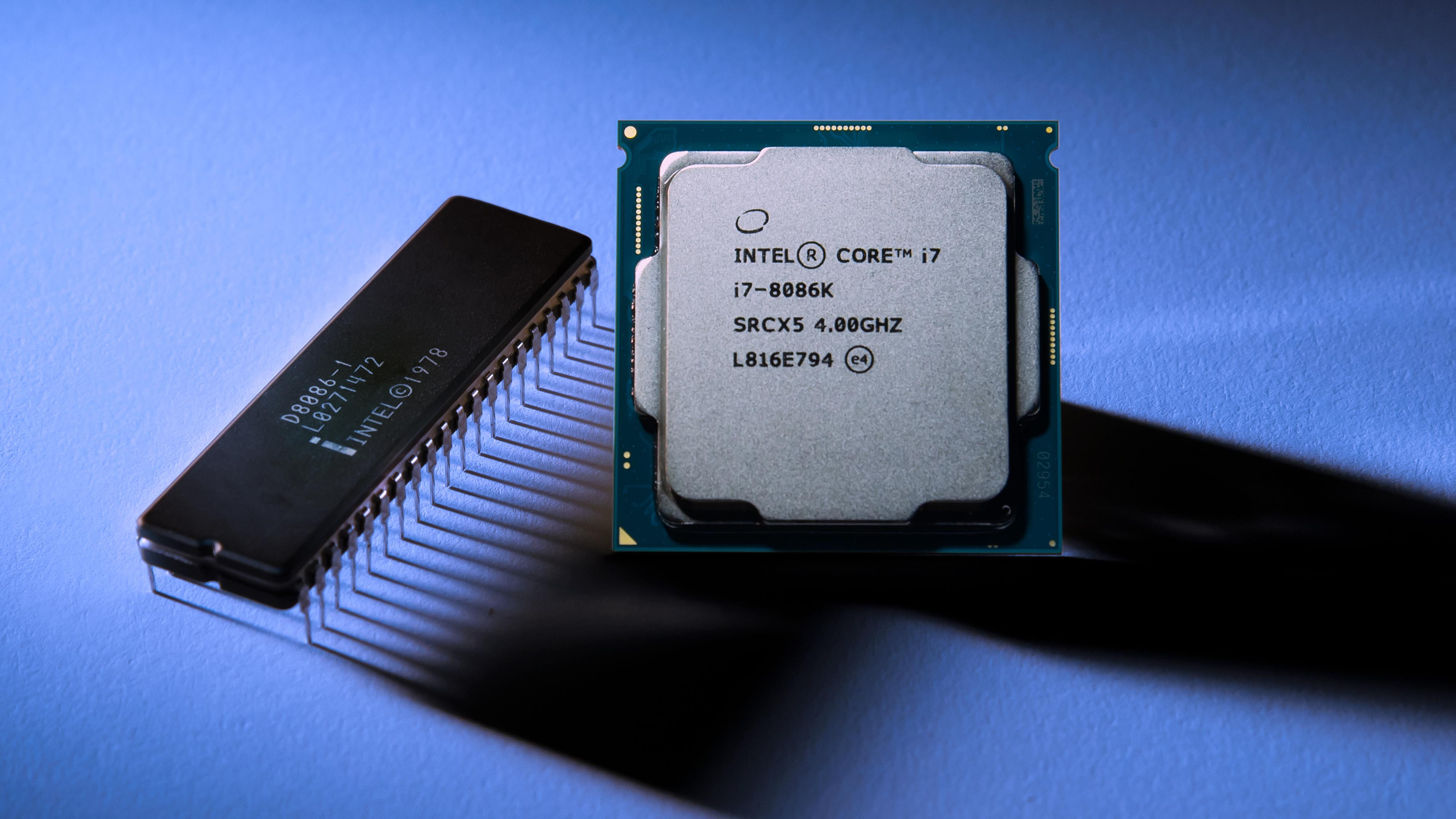 Her ser vi den originale Intel 8086 prosessoren fra 1978 ved siden av den nye Core i7-8086K.