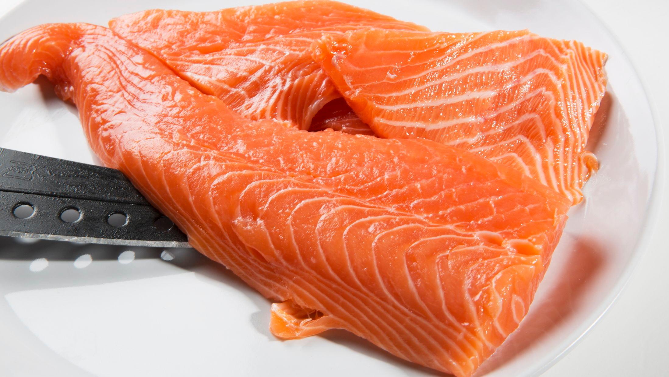 FISK TIL MIDDAG: Laks er en av de mest populære fiskemåltidene til nordmenn, men ikke alle er enig i hvilke laks du skal velge. Foto: Magnar Kirknes/VG