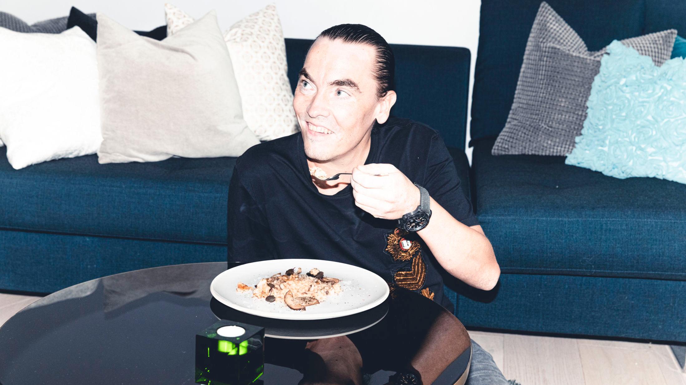 HVERDAGSLUKSUS: Nicolai Lundsgaard elsker risotto med steinsopp og trøffel, en rett han spiser «any day». Foto: Krister Sørbø/VG