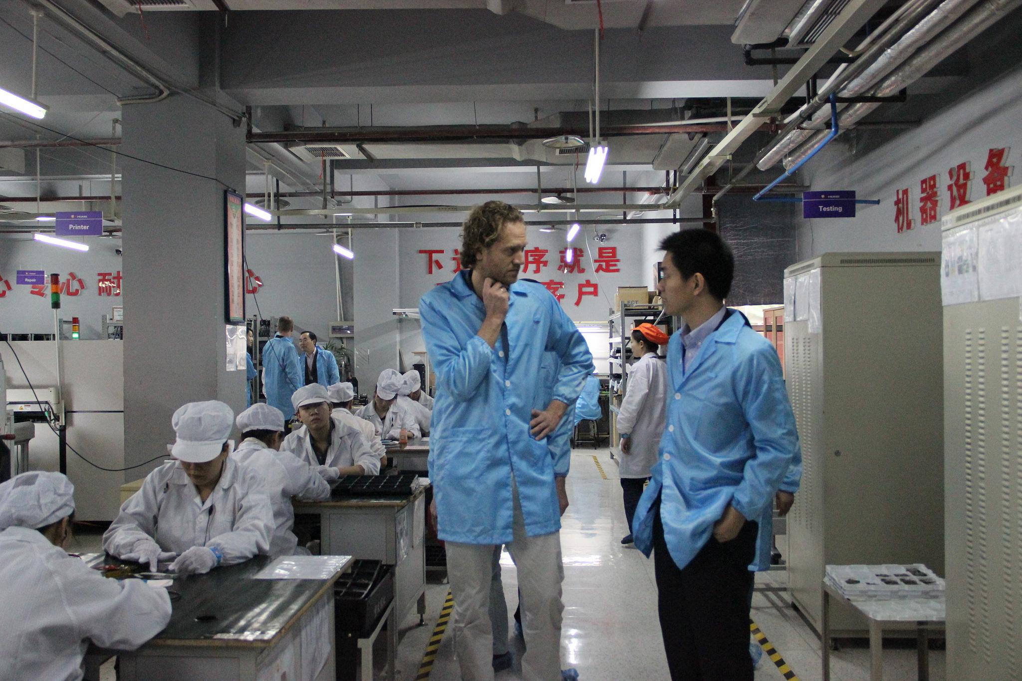 Fairphone besøkte fabrikker i Kina for å finne produsenter som tilfredsstilte kravene deres. De endte opp med å velge A'Hong, en produsent med fabrikker i Shenzhen og Chongquing.Foto: Fairphone