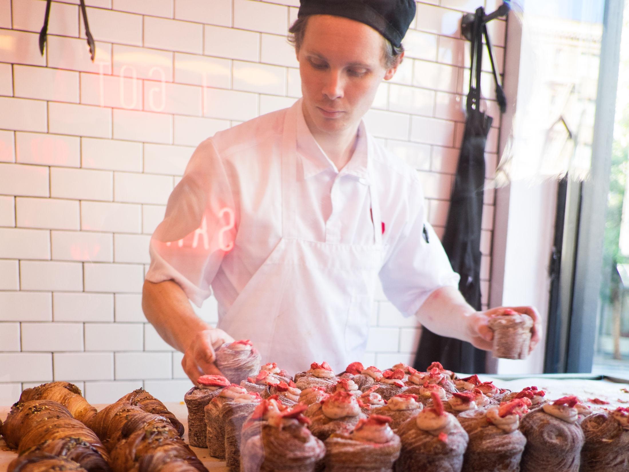 BAKER: Ry Stephen står bak bakeriets populære cruffin-oppskrift. Foto: Mr. Holmes Bakehouse