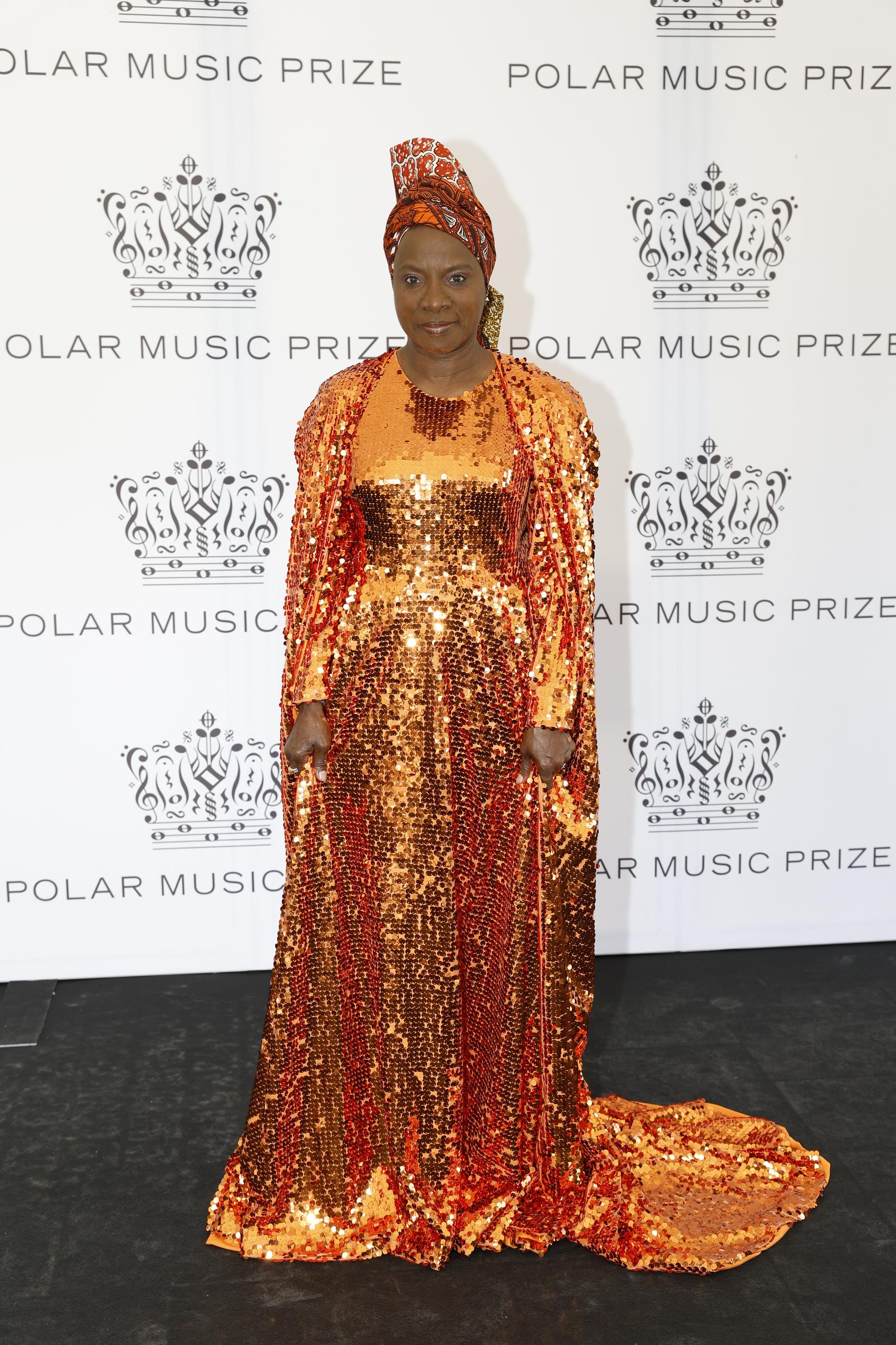  Pristagaren Angélique Kidjo glittrade i guldpaljetter och en riktigt cool cape. 