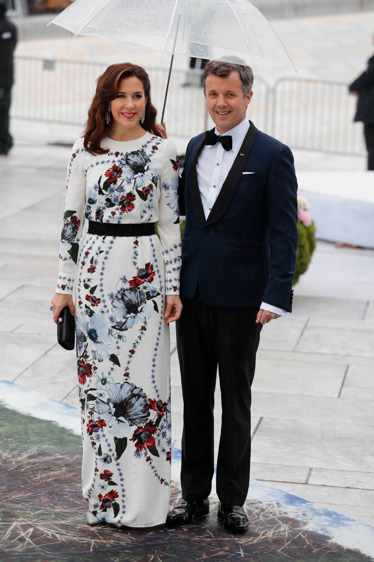 MØNSTRETE: Kronprinsesse Mary av Danmark i en fotsid, blomstrete kjole med sort belte i livet. Sammen med kronprins Fredrik.