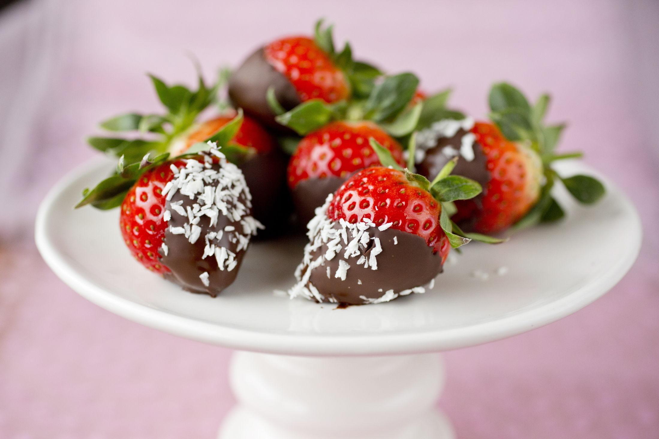 ENKELT: Men lekkert. Alt du trenger er en kurv med jordbær og sjokolade du kan dyppe dem i. Foto: Sara Johannessen/VG