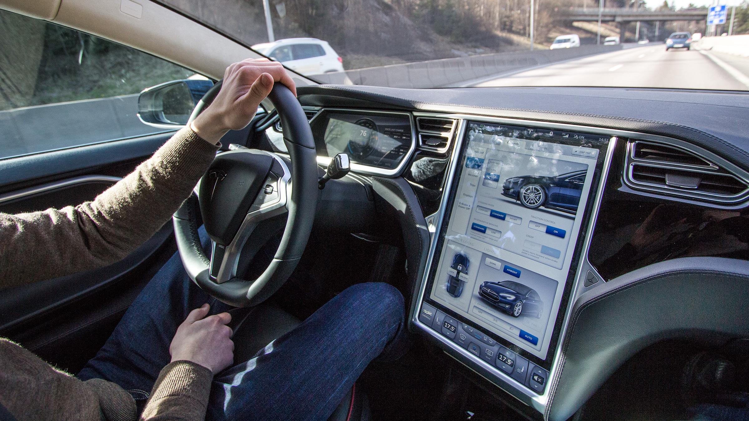 Førerområdet i Tesla Model S bærer virkelig preg av teknologien som er stappet inn i bilen. Det finnes ikke en eneste analog viser, og de få fysiske bryterne styrer langt mindre enn det vi er vant med. Selv lysene og klimaanlegget må slås av eller på fra skjermen, med mindre du lar alt være automatisk styrt. Dermed blir det fort noen fingermerker på den, noe Tesla har tatt høyde for med en egen «rensemodus» som lar deg vaske i vei uten å kunne stille på noen funksjoner.Foto: Vegar Jansen, Hardware.no