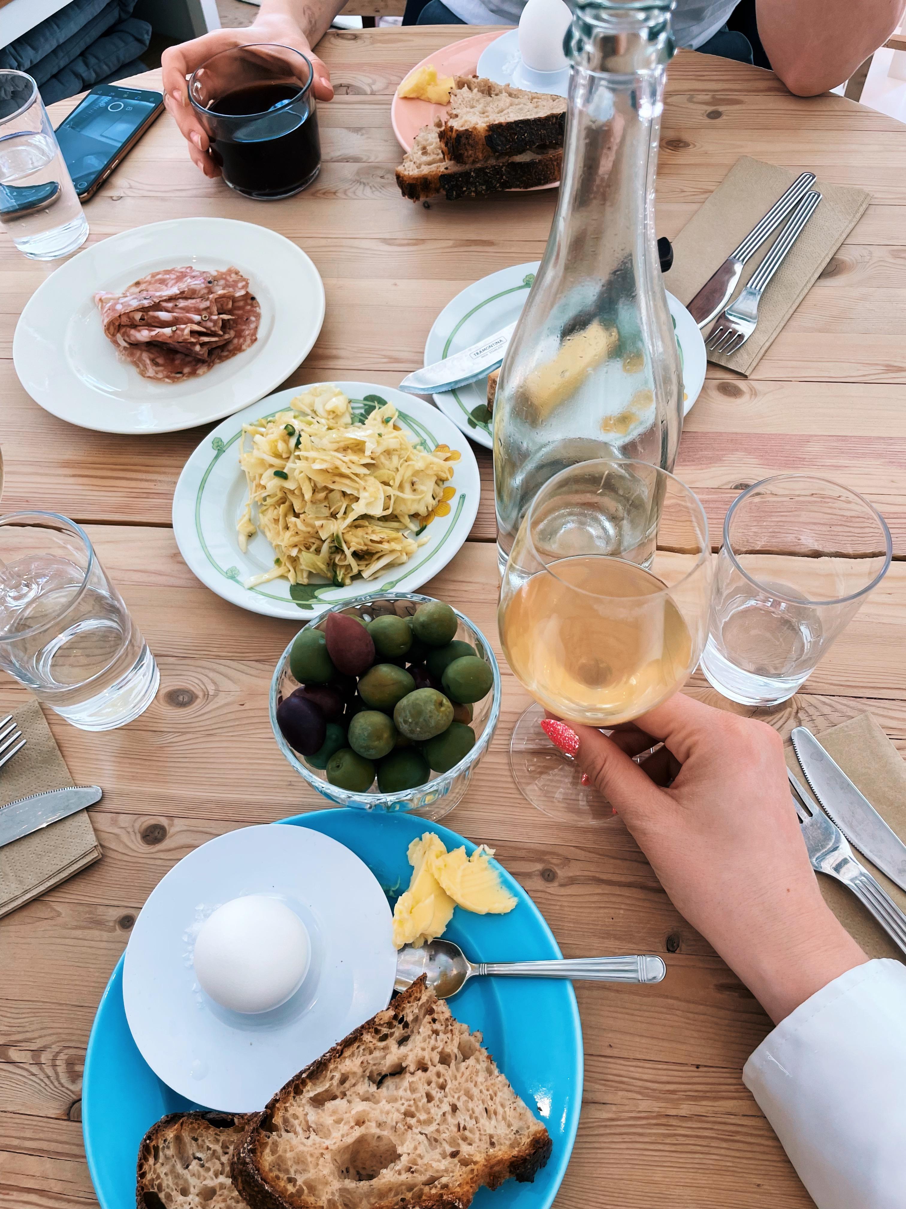 SOMMERLUKSUS: Influencer Malin Nesvoll trives sier ikke nei takk til vin, god mat og godt selskap på sommeren. 