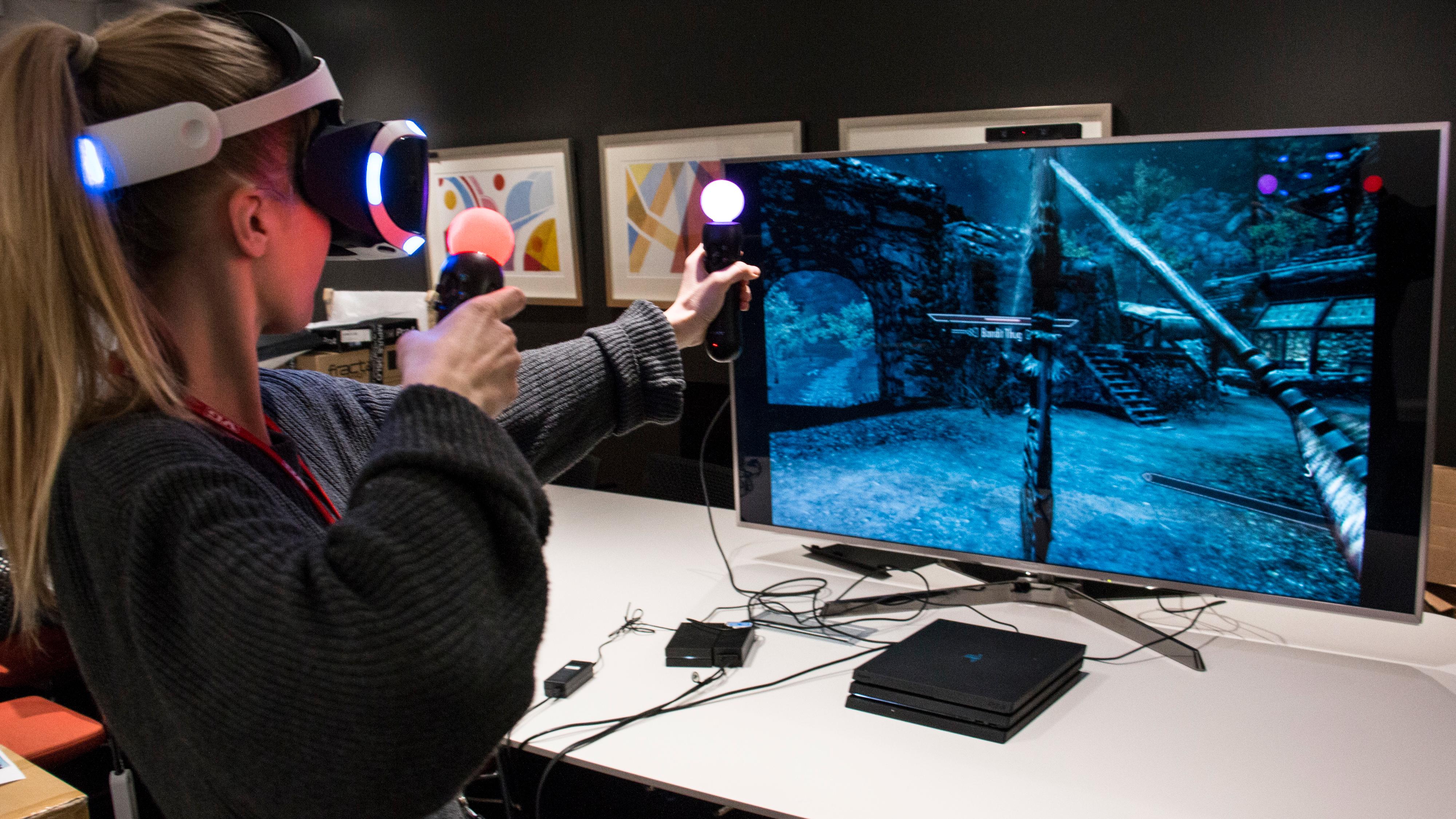 Pil og bue og magi er de mest givende kampmetodene i Skyrim VR. Nærkamp føles unaturlig, siden du ikke har noen form for feedback i slagene eller sverdstøtene. Bilde: Stein Jarle Olsen, Tek.no
