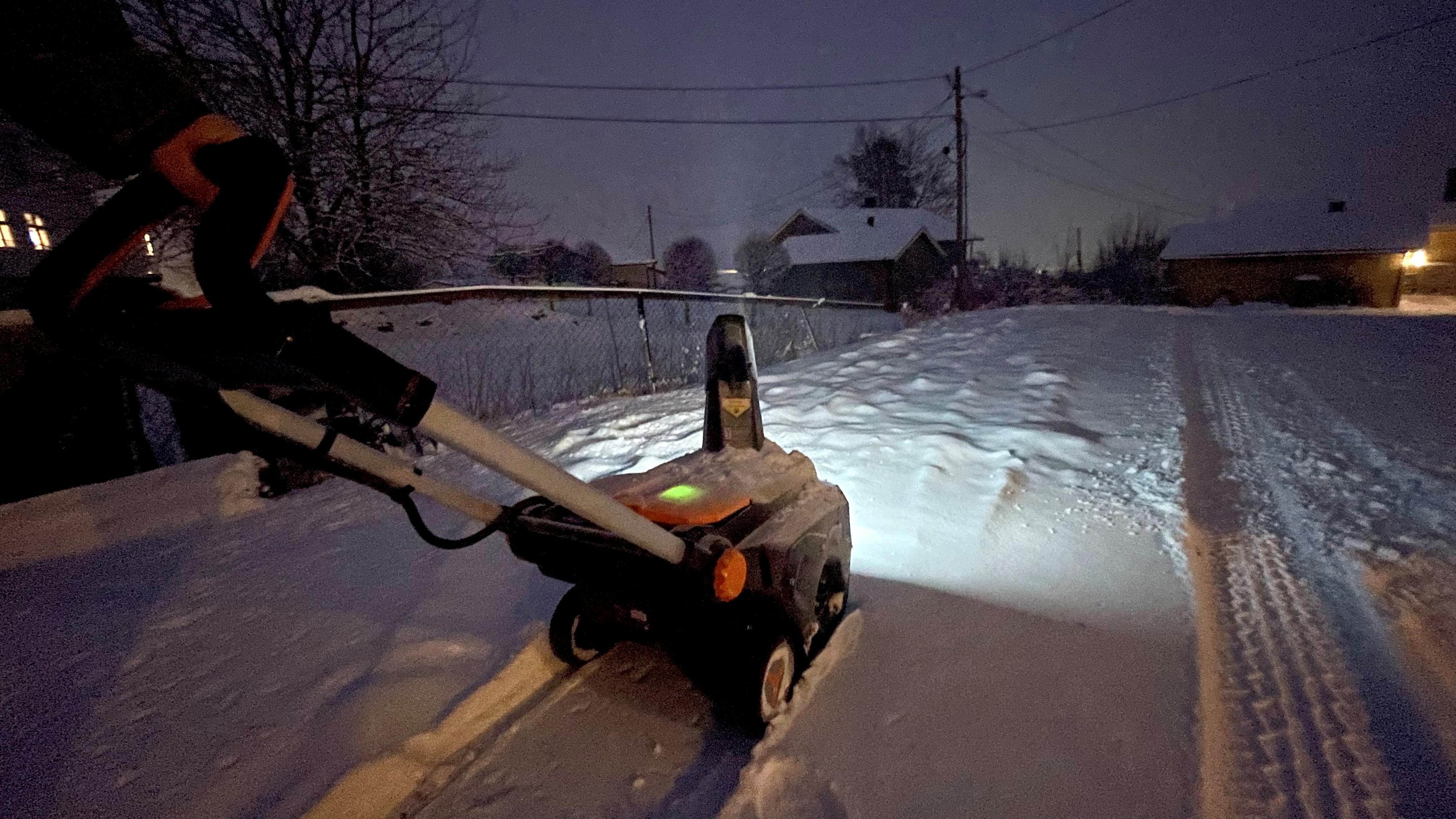 Lyset gjør det enklere å oppdage skjulte hindre under snøen om kvelden. 