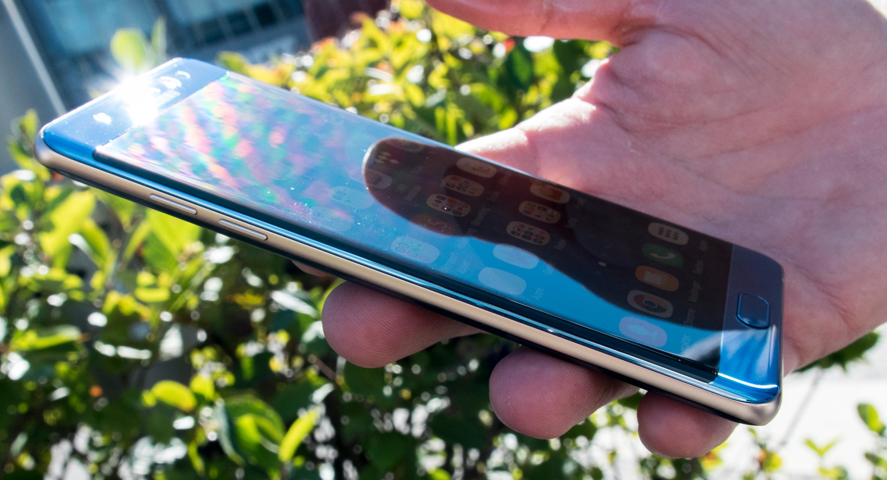 Samsung har allerede kun satset på kurvet design med sin seneste brettmobil Note 7.