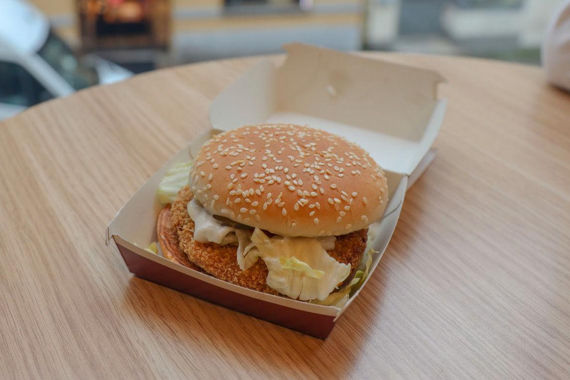 HOT: Veggie McSpice har en sterkere saus enn Veggie McFeast, men burgeren inni er helt lik. Foto: Mona Bristøl/VG