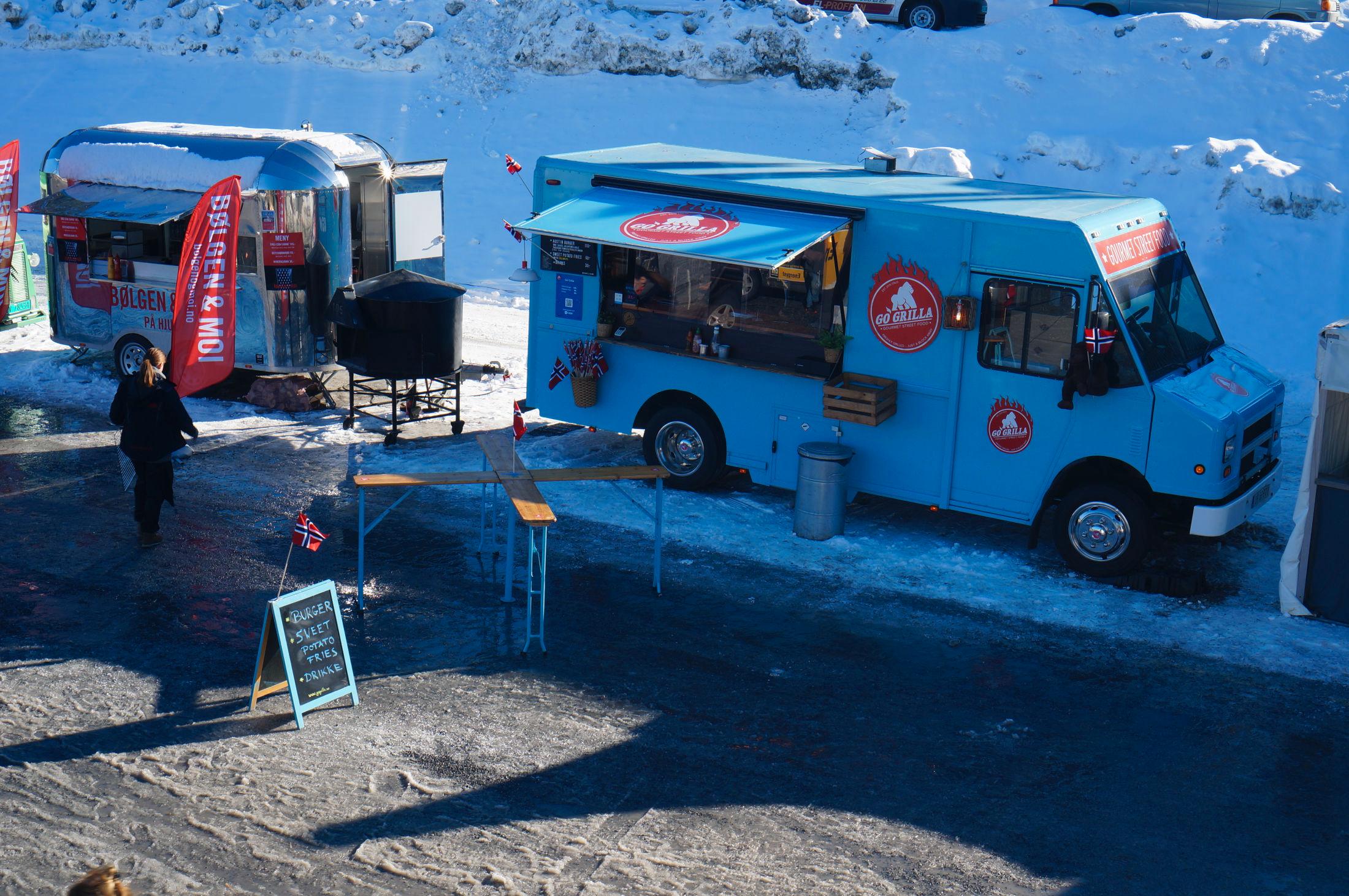 UTVIDET TILBUD: Såkalte «food trucks» står på rekke og rad ved hoppbakken i Holmenkollen. Foto: Sigrid Schei Lorentzen / VG.