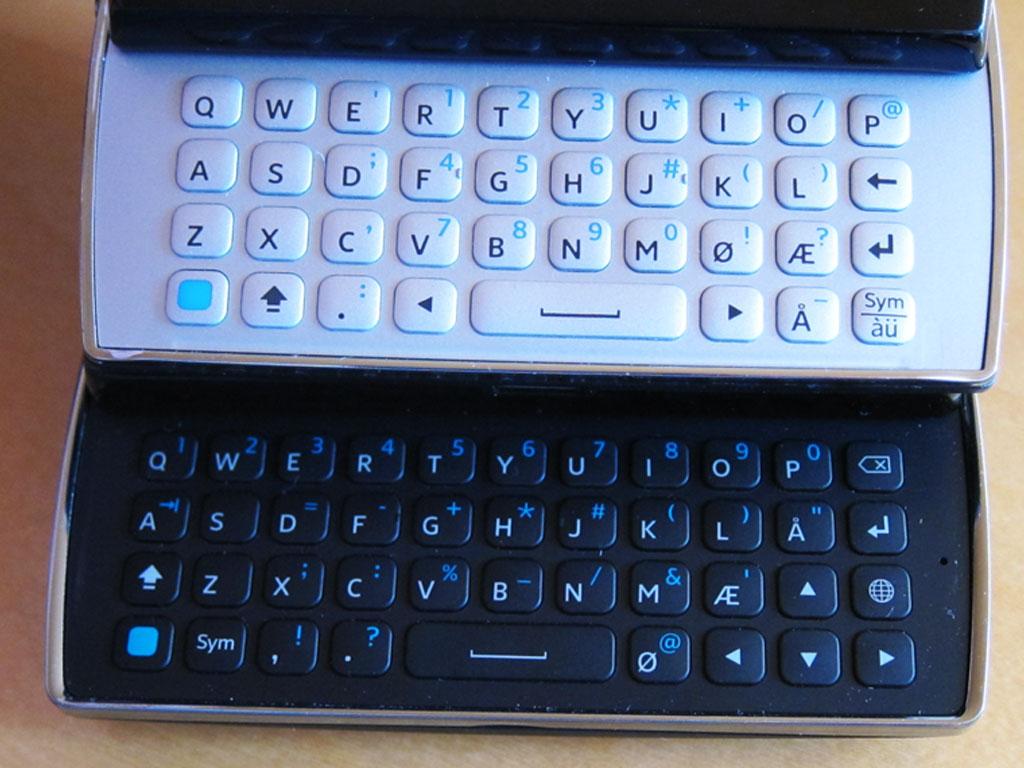 Øverst er tastaturet på forgjengeren, som manglet piltastene.