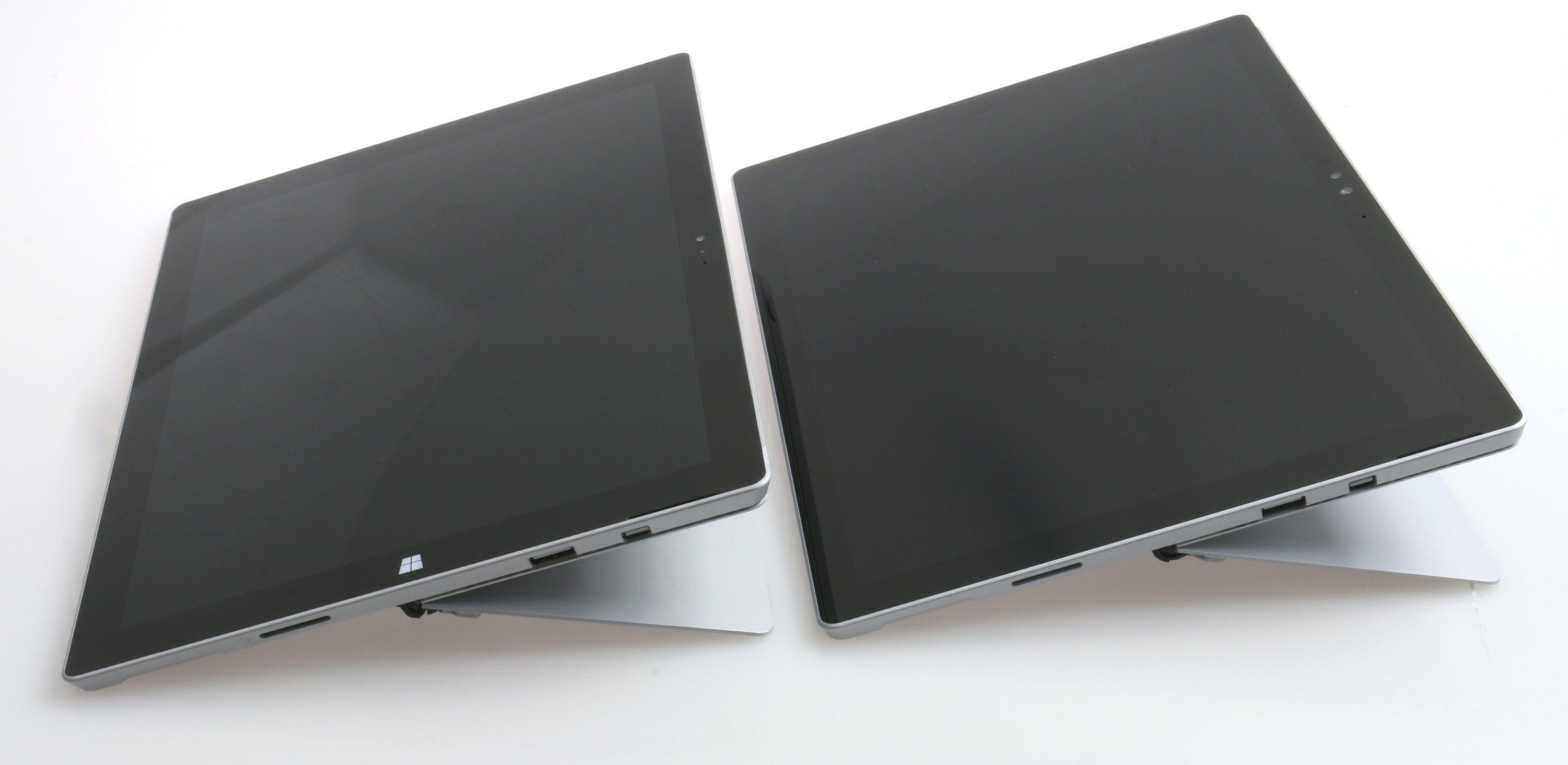 Surface Pro 4s støttebein eller kickstand er identisk med forgjengerens. Pro 4 til høyre, vi merker oss at «windowstast»-merket er fjernet. Foto: Vegar Jansen, Tek.no
