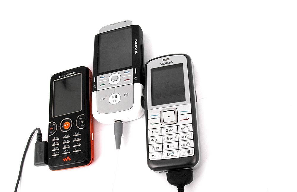 Tre telefoner med innebygget radio.