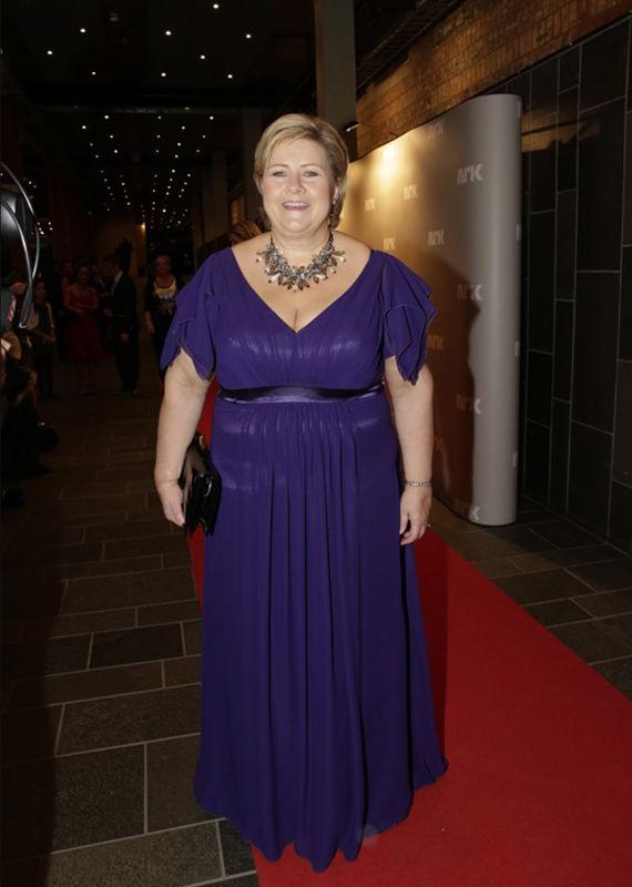 ELEGANT: Statsminister Erna Solberg hadde kledd seg i en lang, lilla kjole som hun kombinerte med et stort halssmykke og en sort clutchveske. Foto: Frode Hansen/ VG