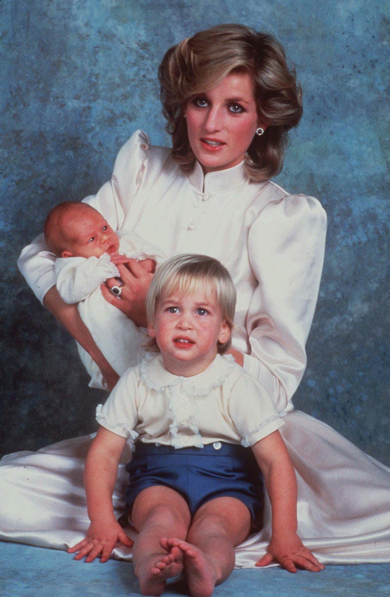 1984: Diana med sine to sønner på fanget. Hun var gjennom hele livet en fan av den klassiske skjorten. 