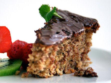 By på en deilig nøttekake med sjokoladetrekk – hvis du vil gjøre kaken enda festligere kan du fylle den med vaniljekrem, kiwi og jordbær. (Foto: Erik Hannemann.)