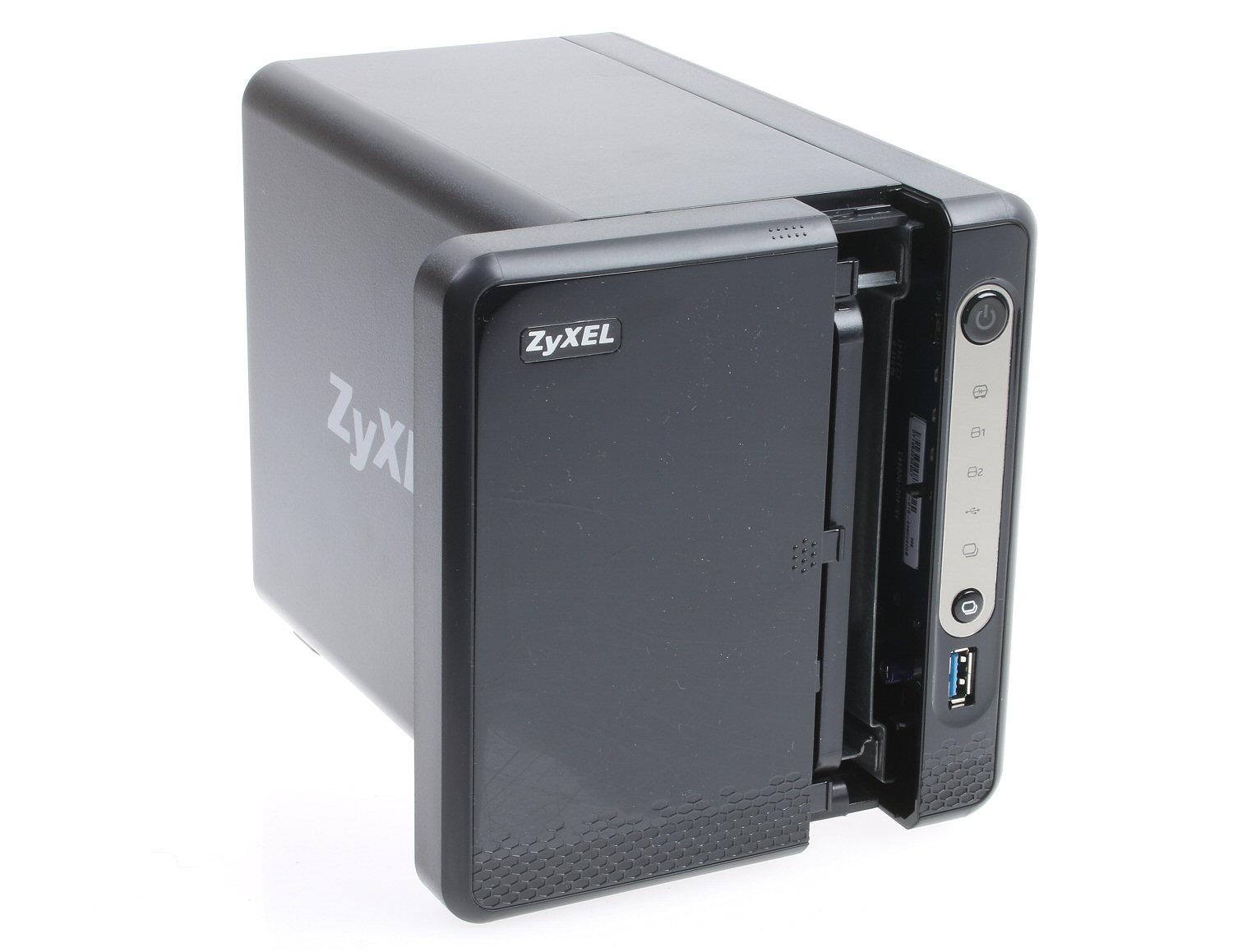 Zyxel NSA325 v2 med halvåpent frontdeksel.Foto: Vegar Jansen, Hardware.no