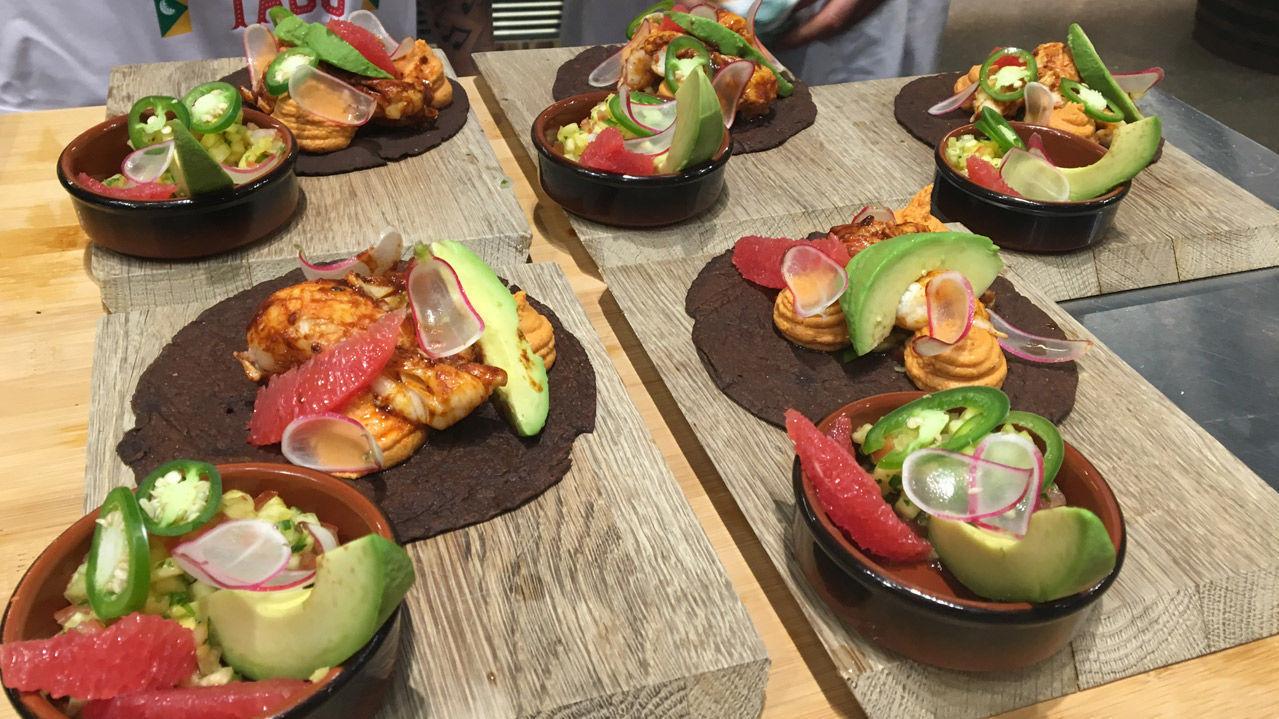 VINNERRETTEN: Lefser laget av svarte bønner toppet med chorizopuré, stekt sjøkreps og syrlige og søte grønnsaker gikk til topps i NM i taco. Foto: Godt.no
