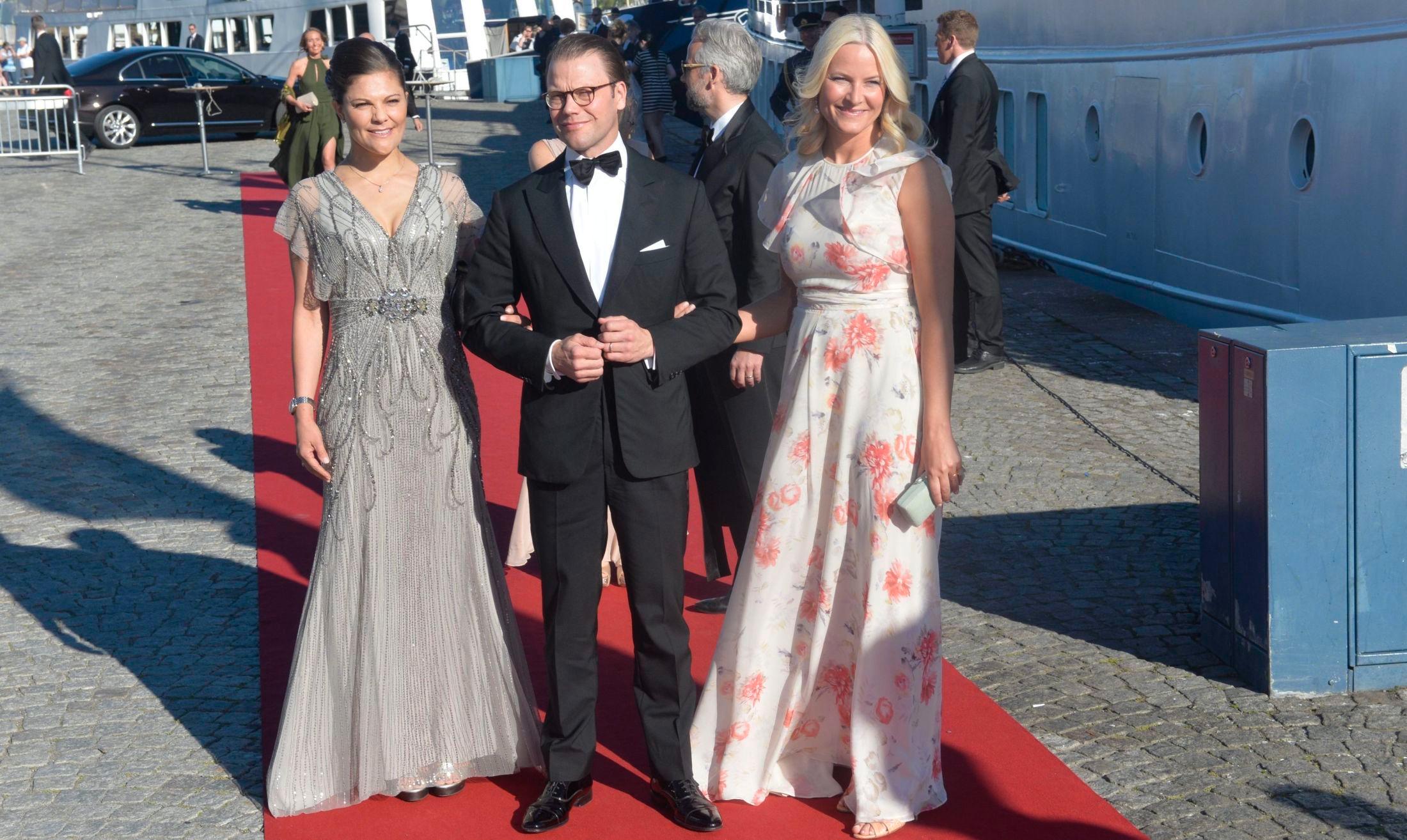 GODE VENNER: Kronprins Haakon kom senere enn de andre til festen, så Mette-Marit kom sammen med kronprinsesse Victoria, og prins Daniel. Foto: NTB scanpix