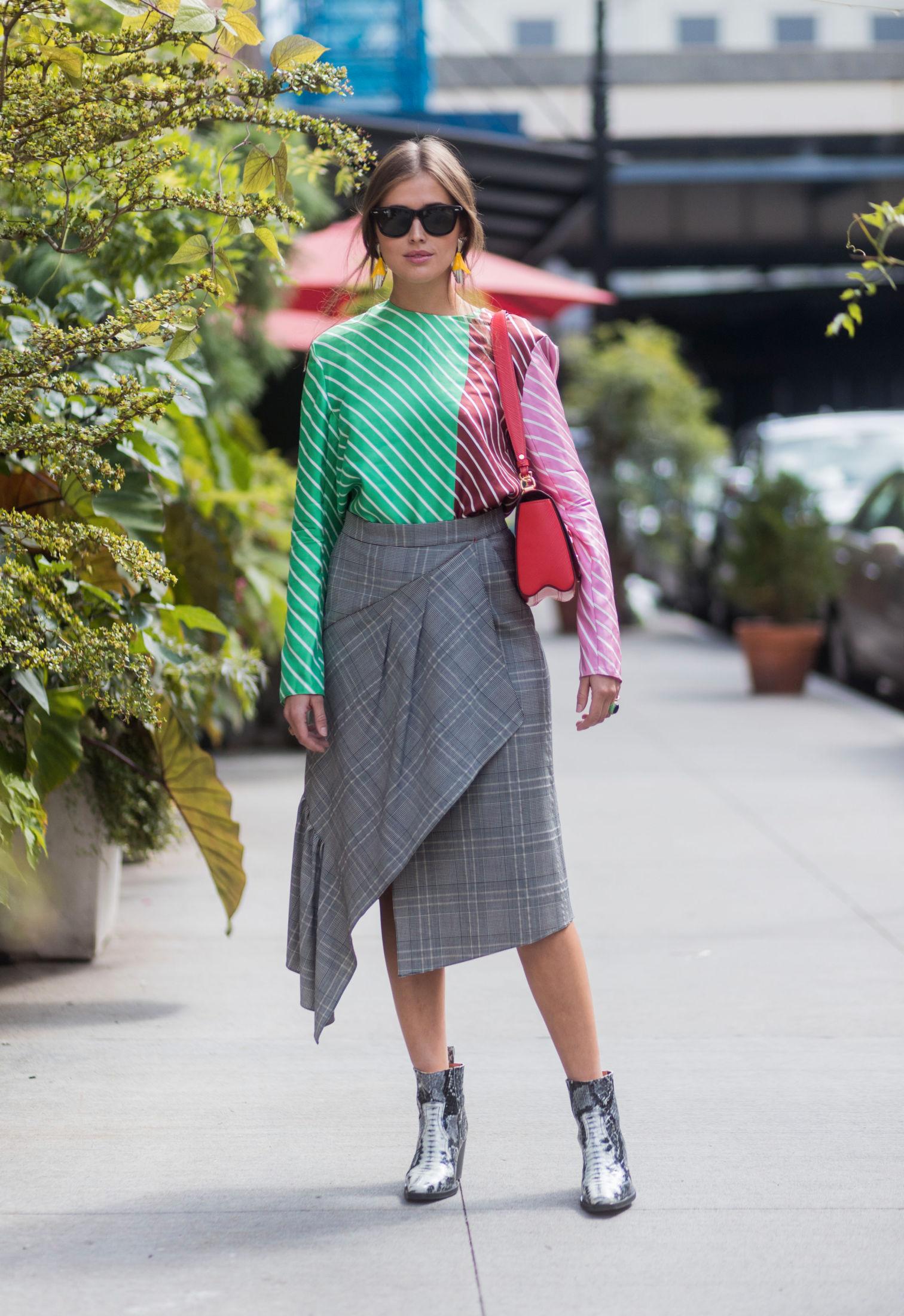 FARGERIKT: Darja Barannik i stripete bluse, rutete skjørt og mønstrede sko under New York Fashion Week i september. Foto: Christian Vierig/Getty Images