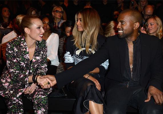 PÅ FØRSTE RAD: Kanye West hadde god utsikt under Givenchys vår- og sommervisning i Paris tidligere i høst. Her er han i godt humør på første rad. Foto: Getty images/ All over press