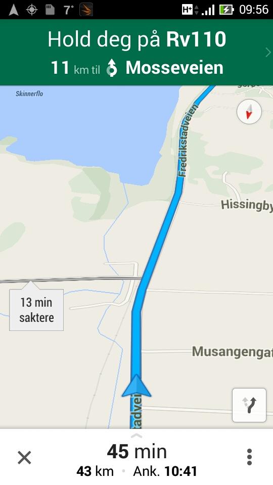 Navigasjon er også på plass. Google Maps viser nå alternative ruter mens du kjører.