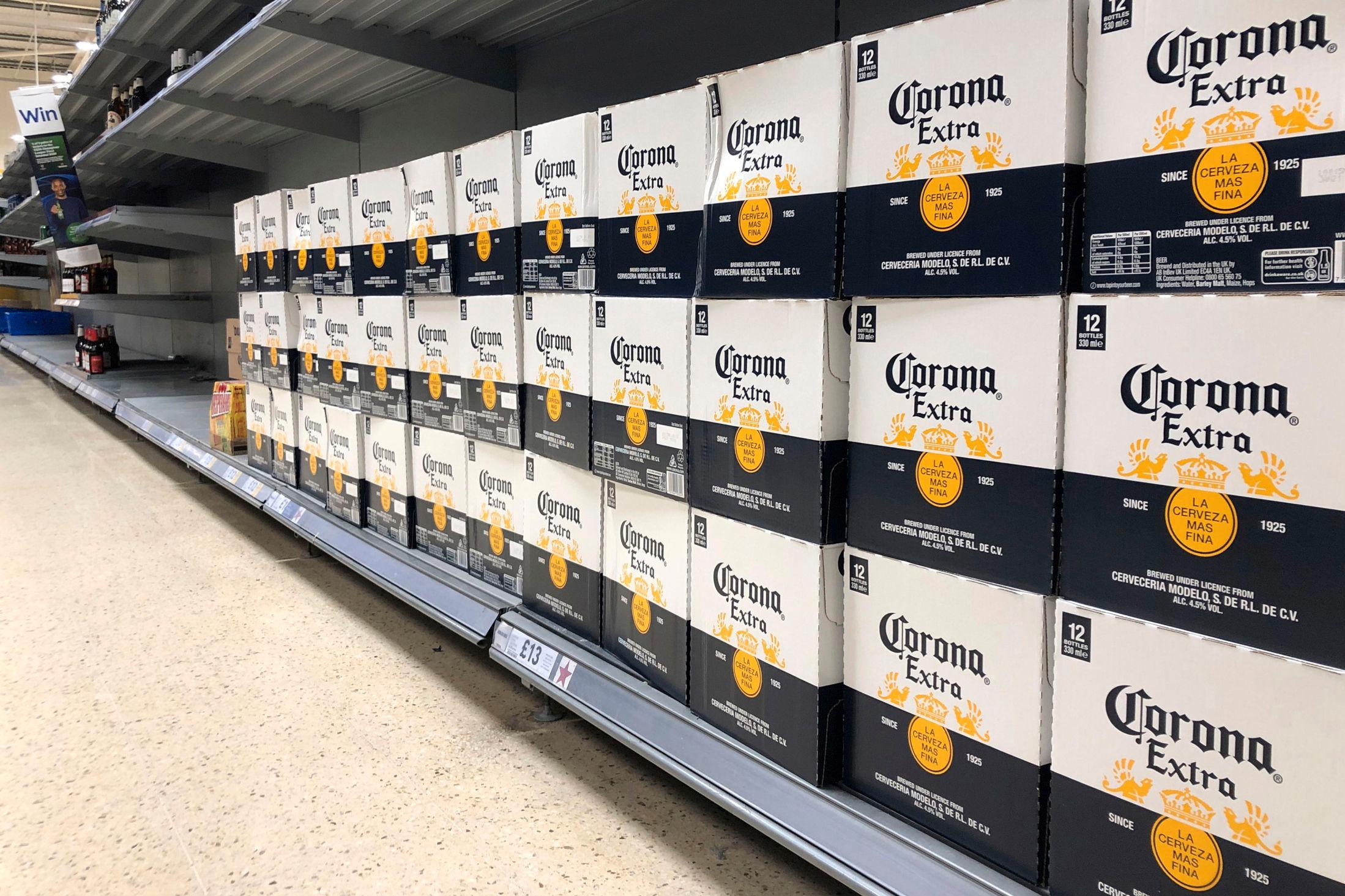 STOPP: Corona-øl har vært en spøkefull gjenganger i sosiale medier siden viruset begynte å spre seg. Nå stopper produksjonen. Foto: AP