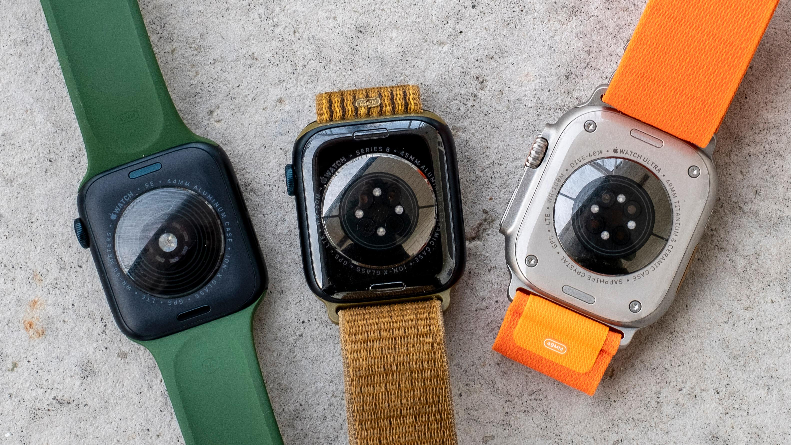 Årets tre Apple Watch-modeller fra venstre: Watch SE (2022), Watch series 8 og Watch Ultra.