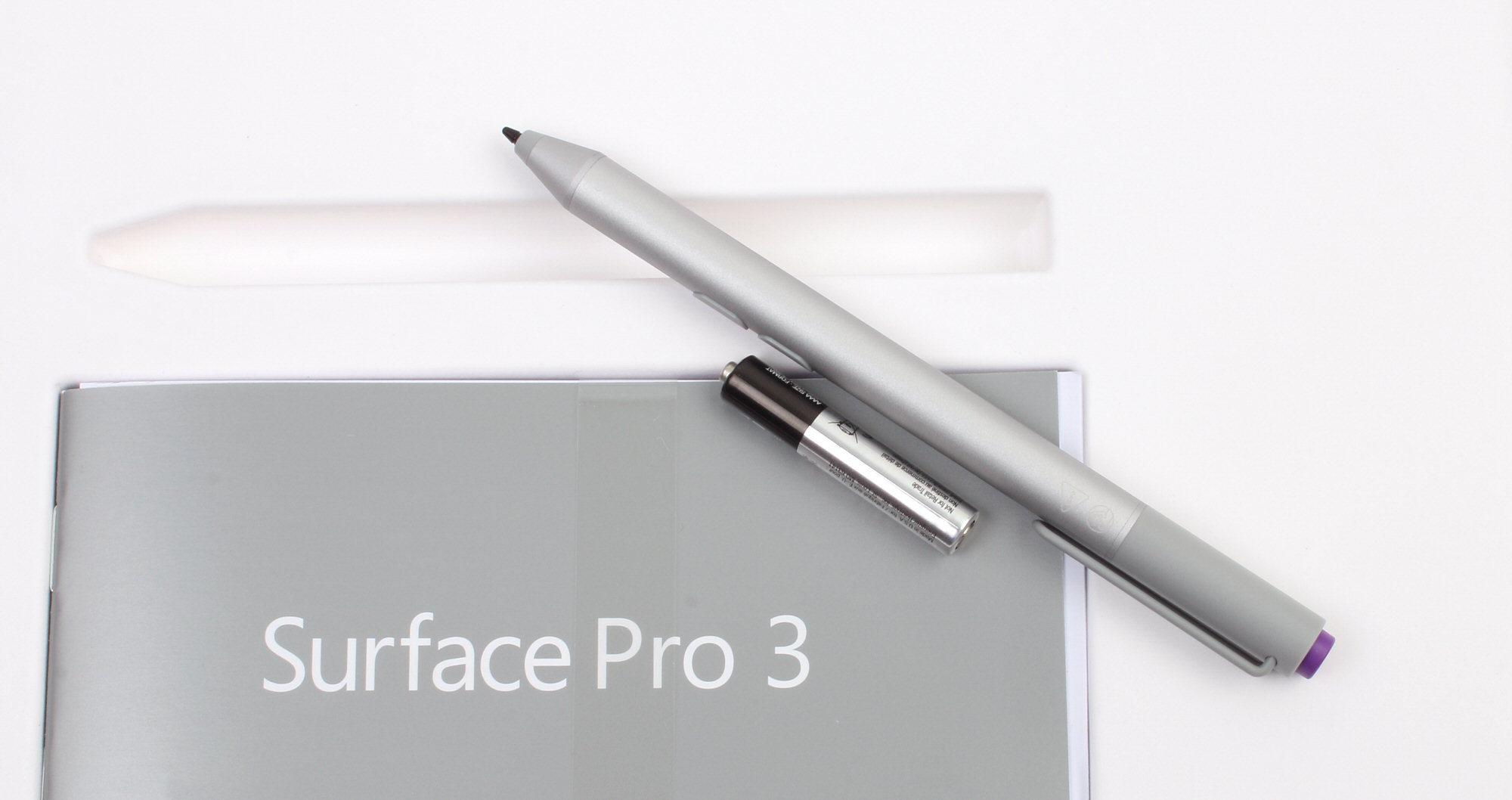 Penn og AAAA-batteri til denne følger med. Microsoft har så stor tiltro til den nye pennen at de faktisk kaller den for det og ikke en «stylus».Foto: Vegar Jansen, Hardware.no