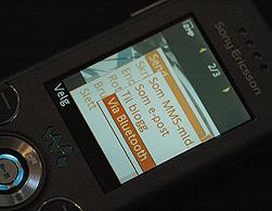Om du vil overføre et bilde, velger du "send" og "via Bluetooth", slik som på denne Sony Ericsson-telefonen.