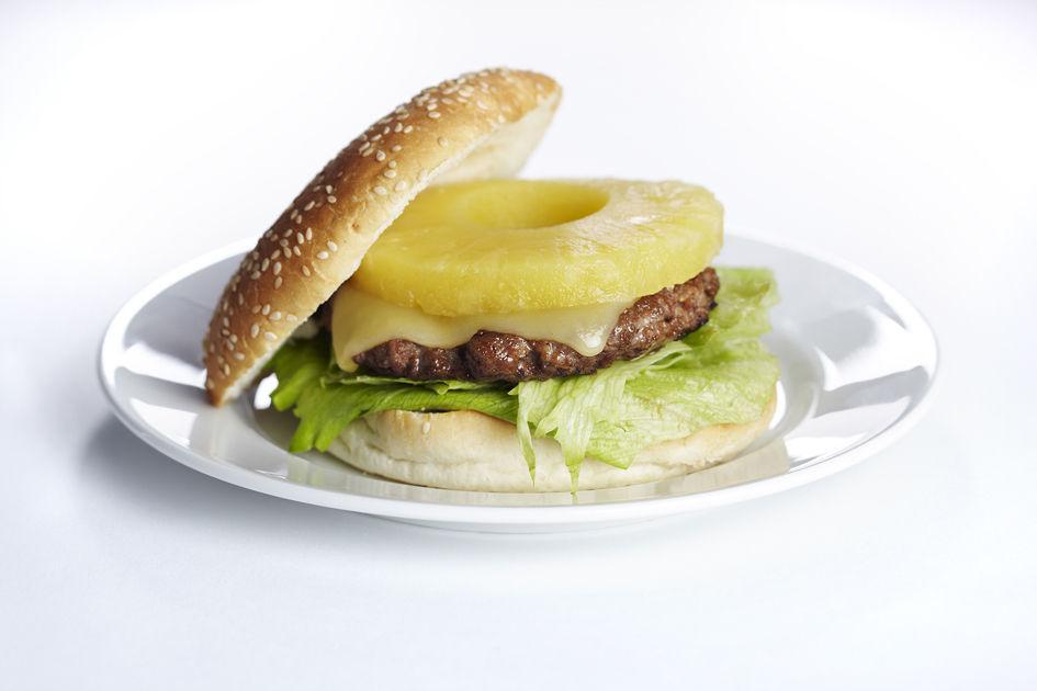 Hva med en hawaiiburger til middag? Det en er overraskende lett og rask å lage. (Foto: Opplysningskontoret for egg og kjøtt/Eva Brænd.)