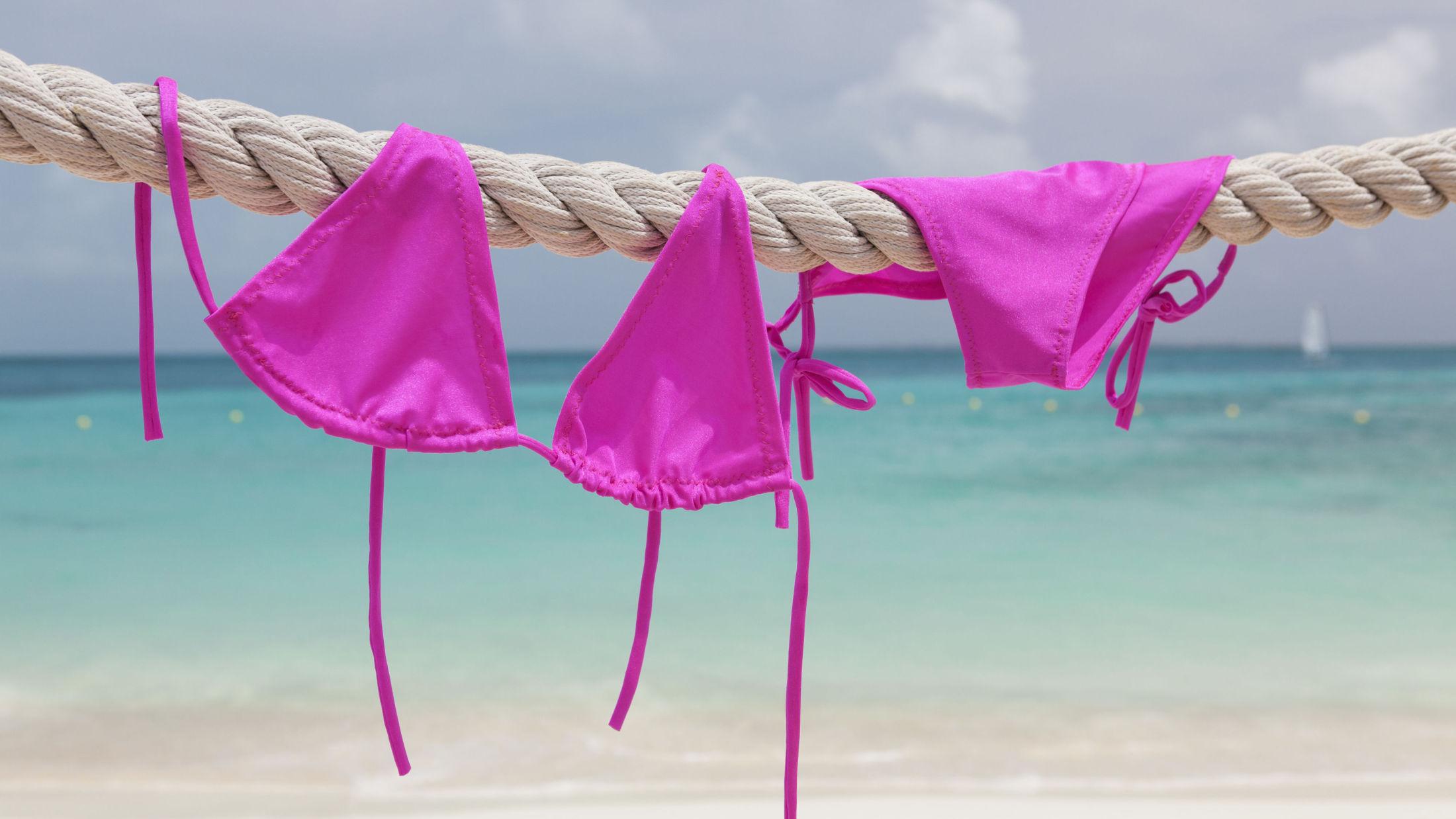 SKYLL & TØRK: Skyll alltid bikinien din i kaldt ferskvann etter en dag på stranden eller ved bassenget. La den tørke i skyggen for å unngå misfargning, tipser bikiniekspert. Foto: Getty Images