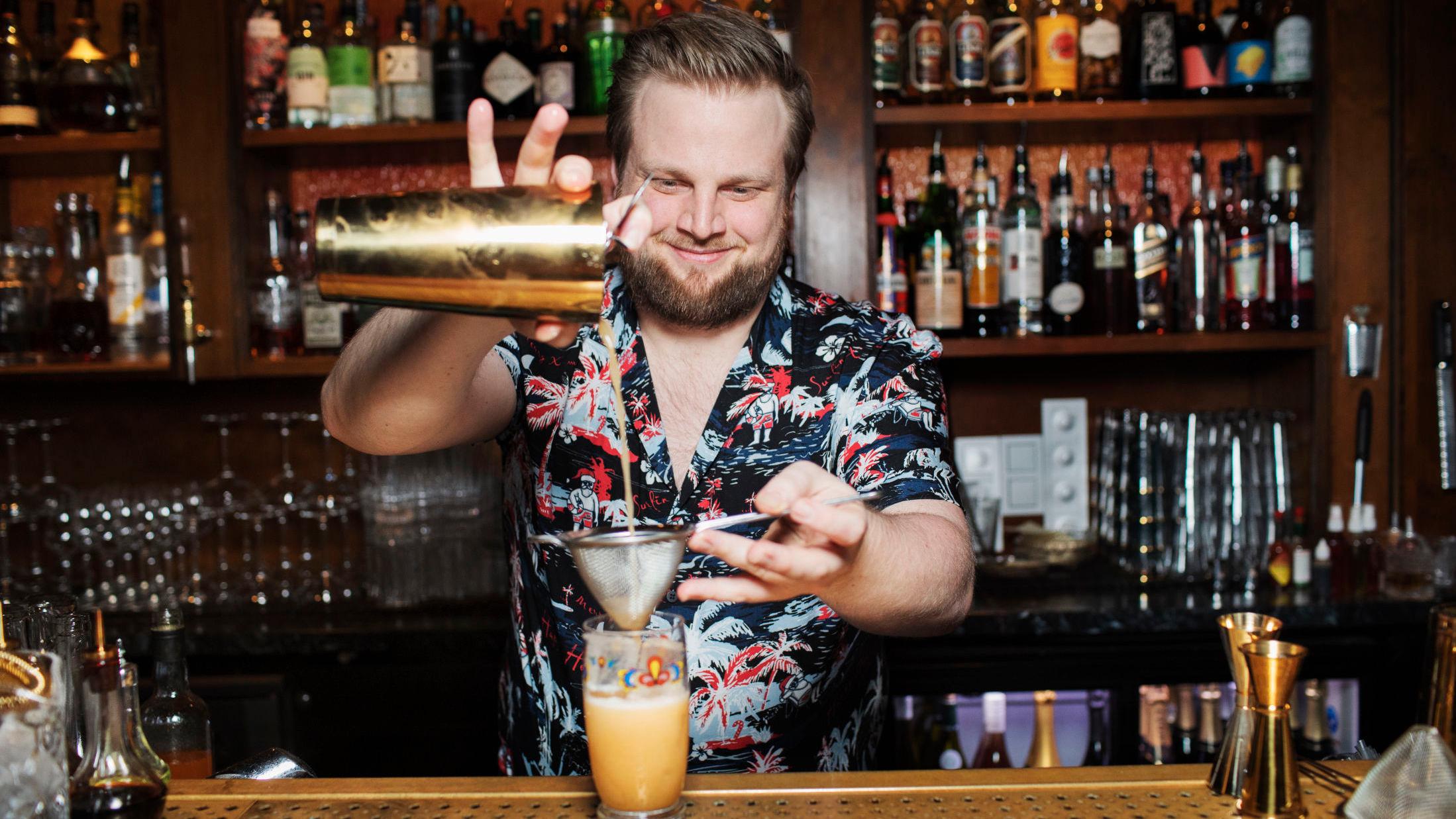 MESTER-BARTENDER: Jørgen Dons er barsjef på Raus bar i Trondheim. Der tryller han fram mang en spennende drink. Foto: Therese Alice Sanne/VG