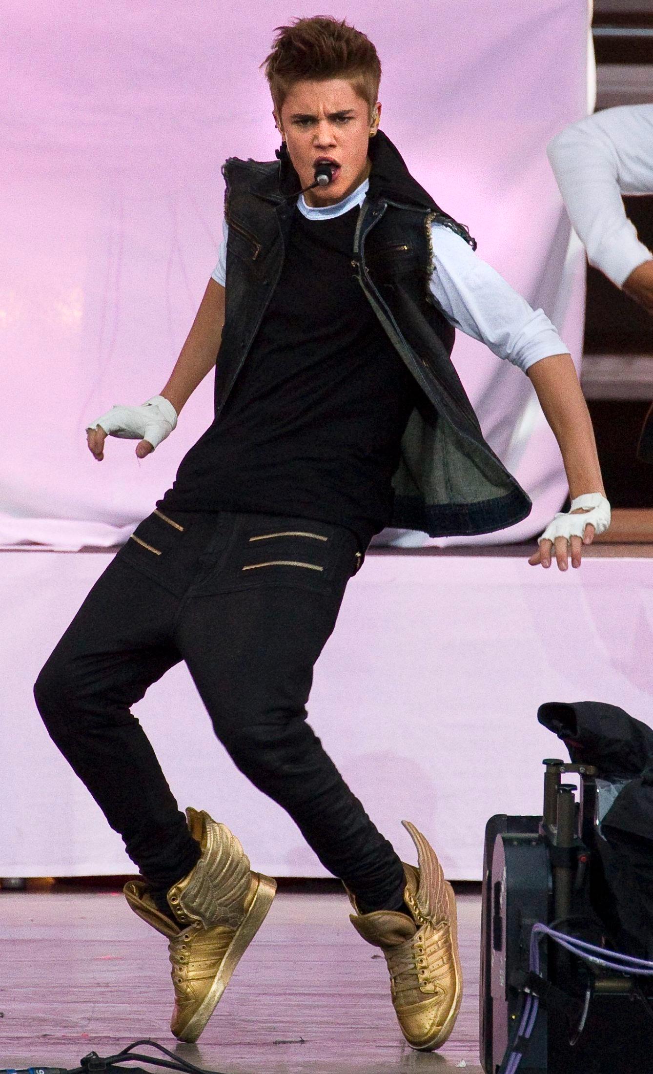 PÅ SCENEN: Justin Bieber gikk for mørke jeans, vest og gulldetaljer under konserten i Oslo i 2012. 