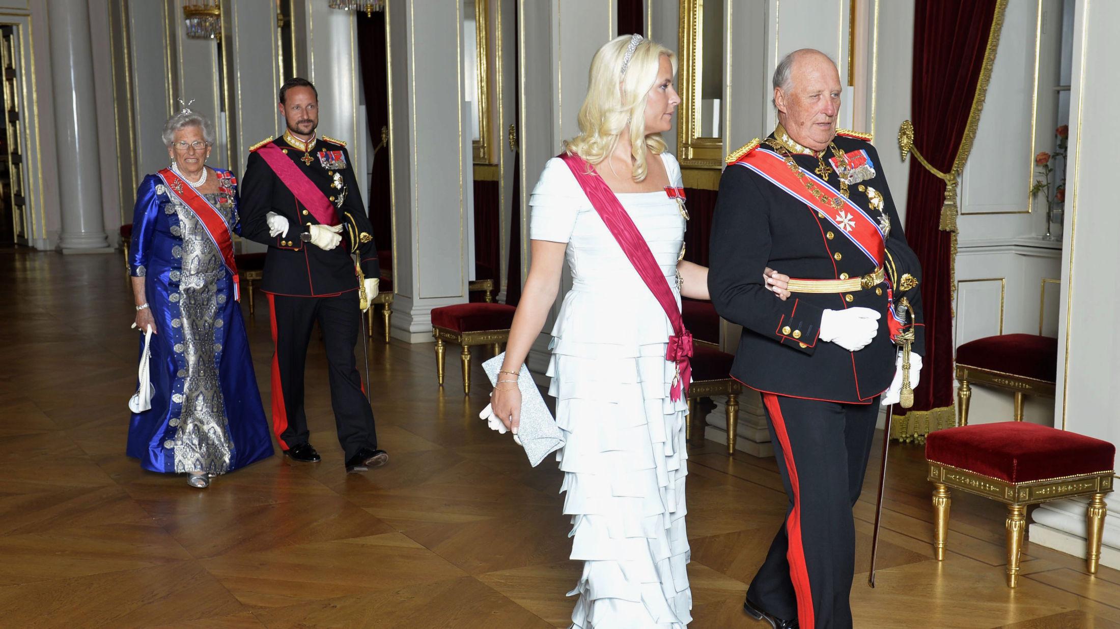 KJOLEFIN: Mette-Marit kom i redesignet kjole på gallamiddag på slottet tirsdag. Kjolen ble kombinert med matchende clutch. Foto: NTB Scanpix