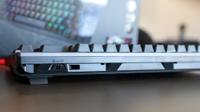 Tastaturet har blåtann, men også en trådløs «Speednova»-sender som gir samme ytelse som når du bruker det med kabel.