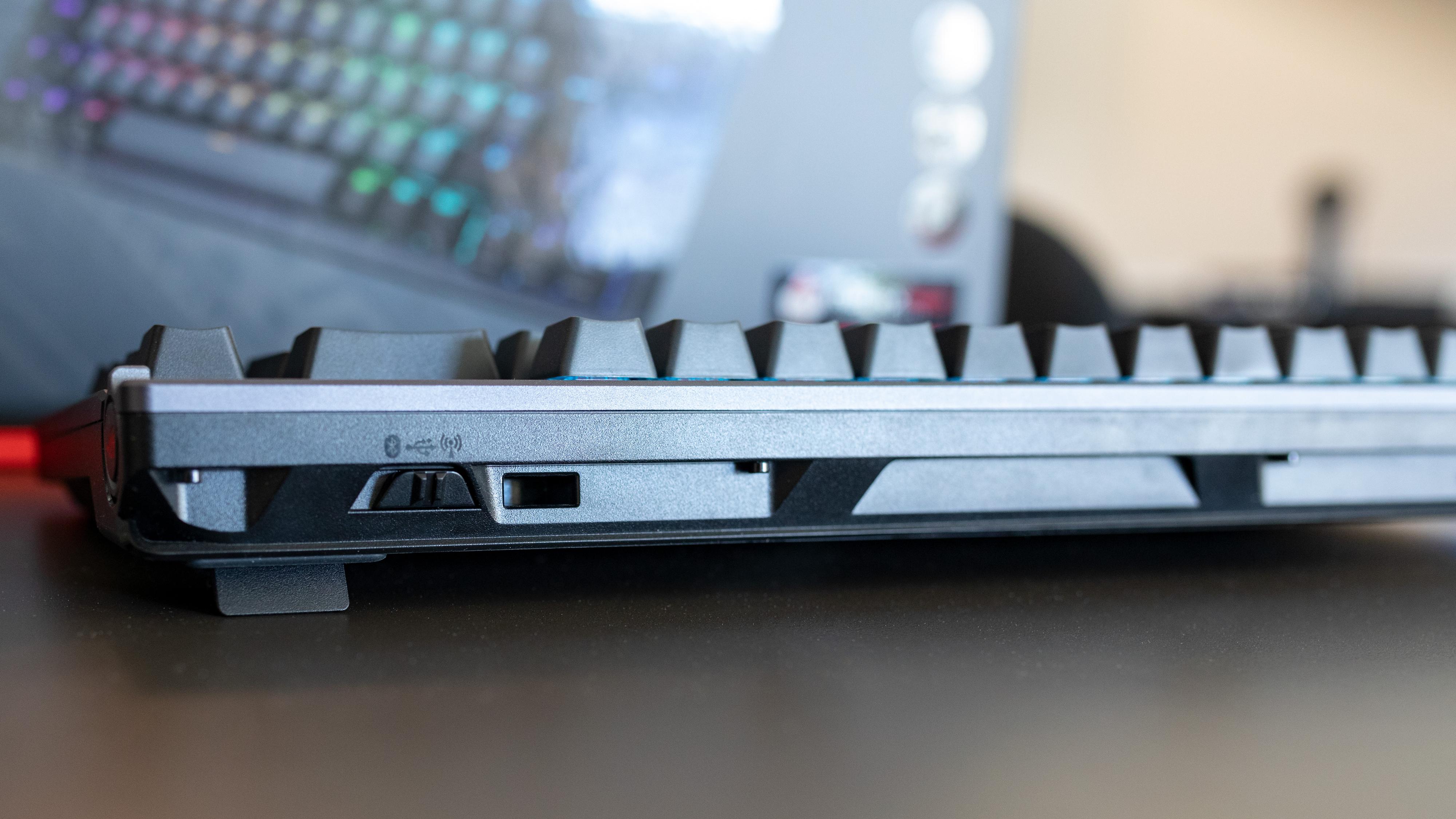 Tastaturet har blåtann, men også en trådløs «Speednova»-sender som gir samme ytelse som når du bruker det med kabel.