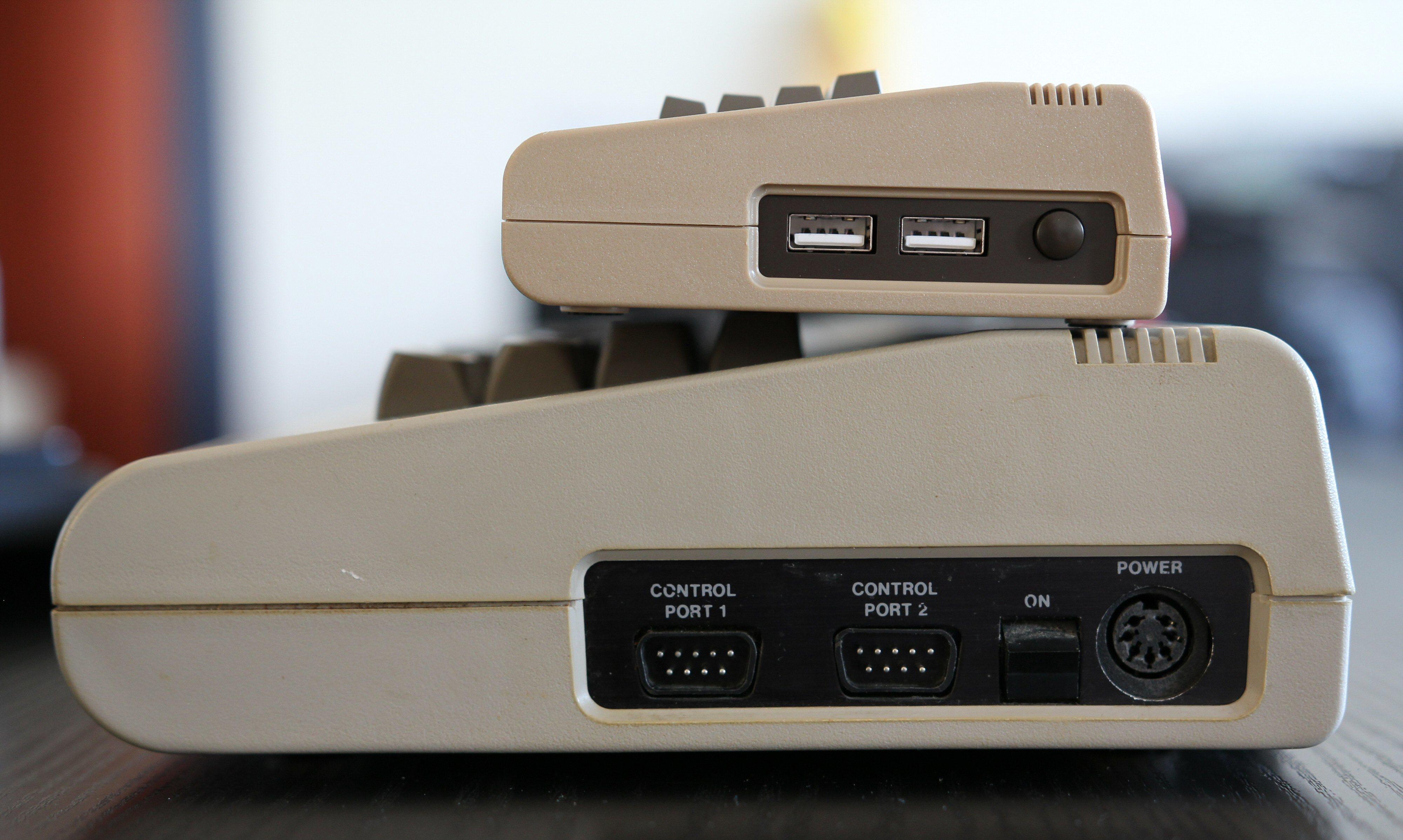 The C64 Mini har kun to USB-porter. Dette matcher designen på Commodore 64, men holder ikke i praksis.