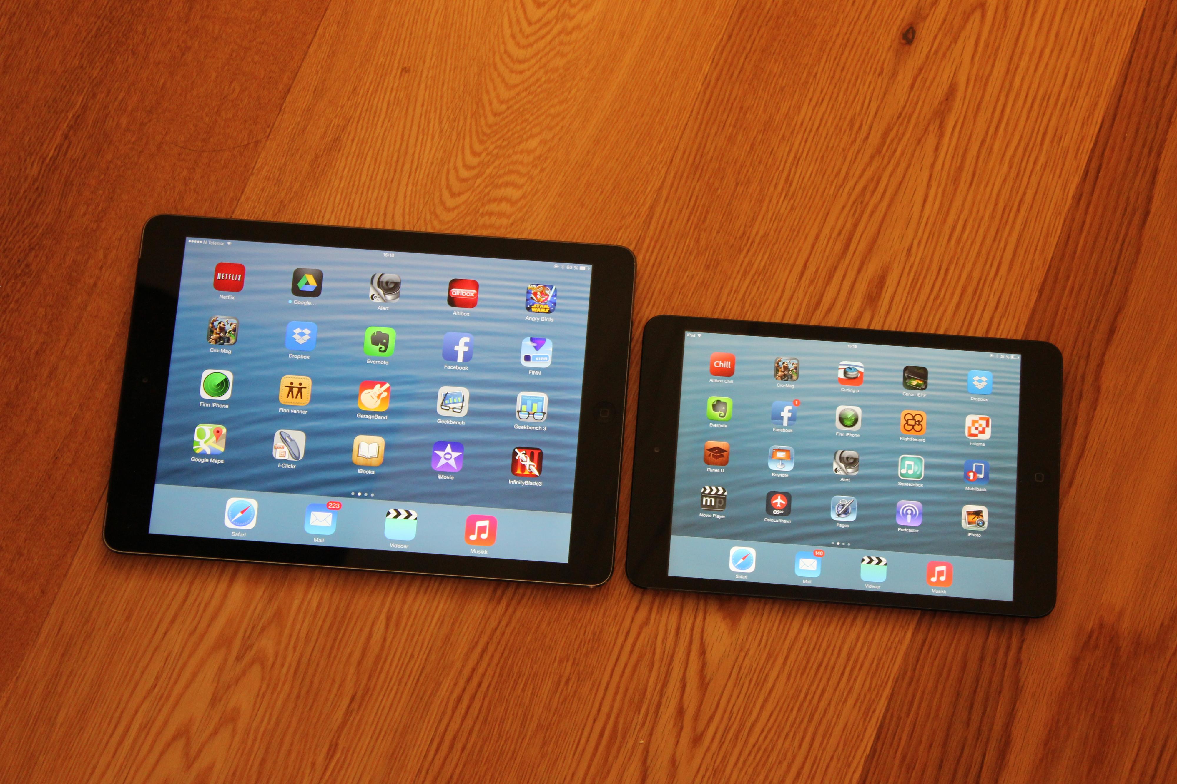 iPad mini, toil høyre, har samme design som nye iPad Air. De er begge 7,5 millimeter tykke.Foto: Espen Irwing Swang, Amobil.no
