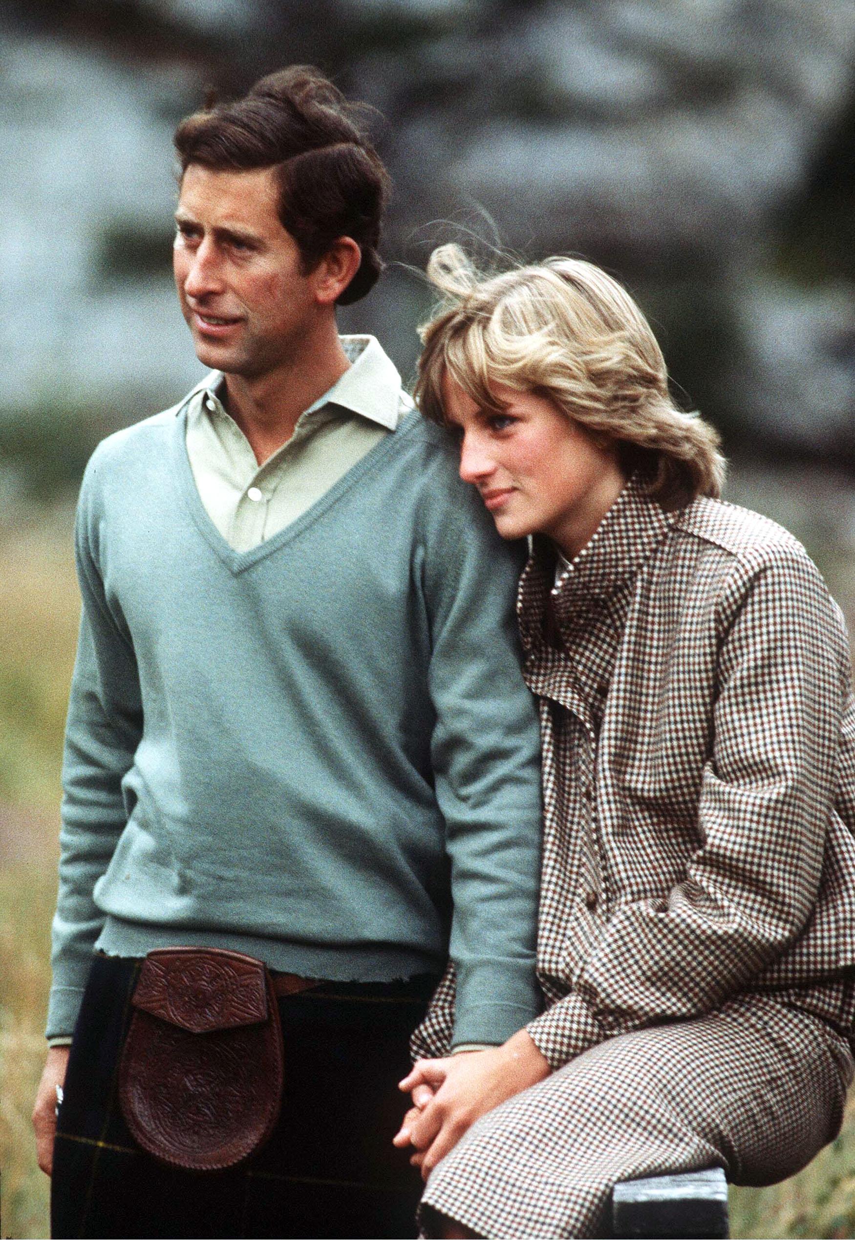 1981: På bryllupsreisen til Balmoral i Skottland ble disse bildene tatt. Diana var iført et rutete sett fra Bill Pashley, mens Charles stilte i kilt. 