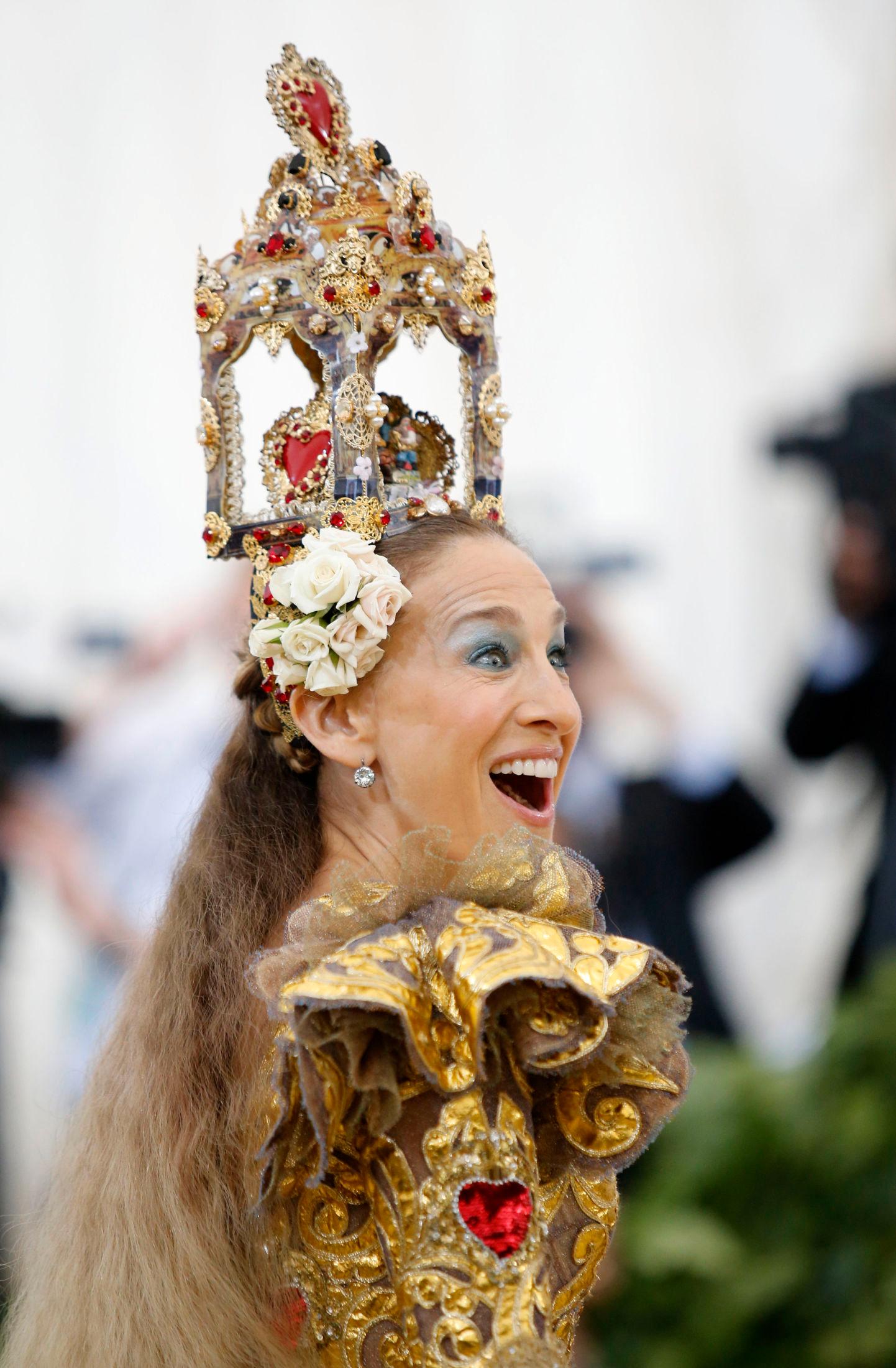 GULL: Temaet i 2018 var «Heavenly Bodies: Fashion and The Catholic Imagination» og skuespiller Sarah Jessica Parker kom iført et Dolce & Gabbana-antrekk og en skulpturell kreasjon på hodet.