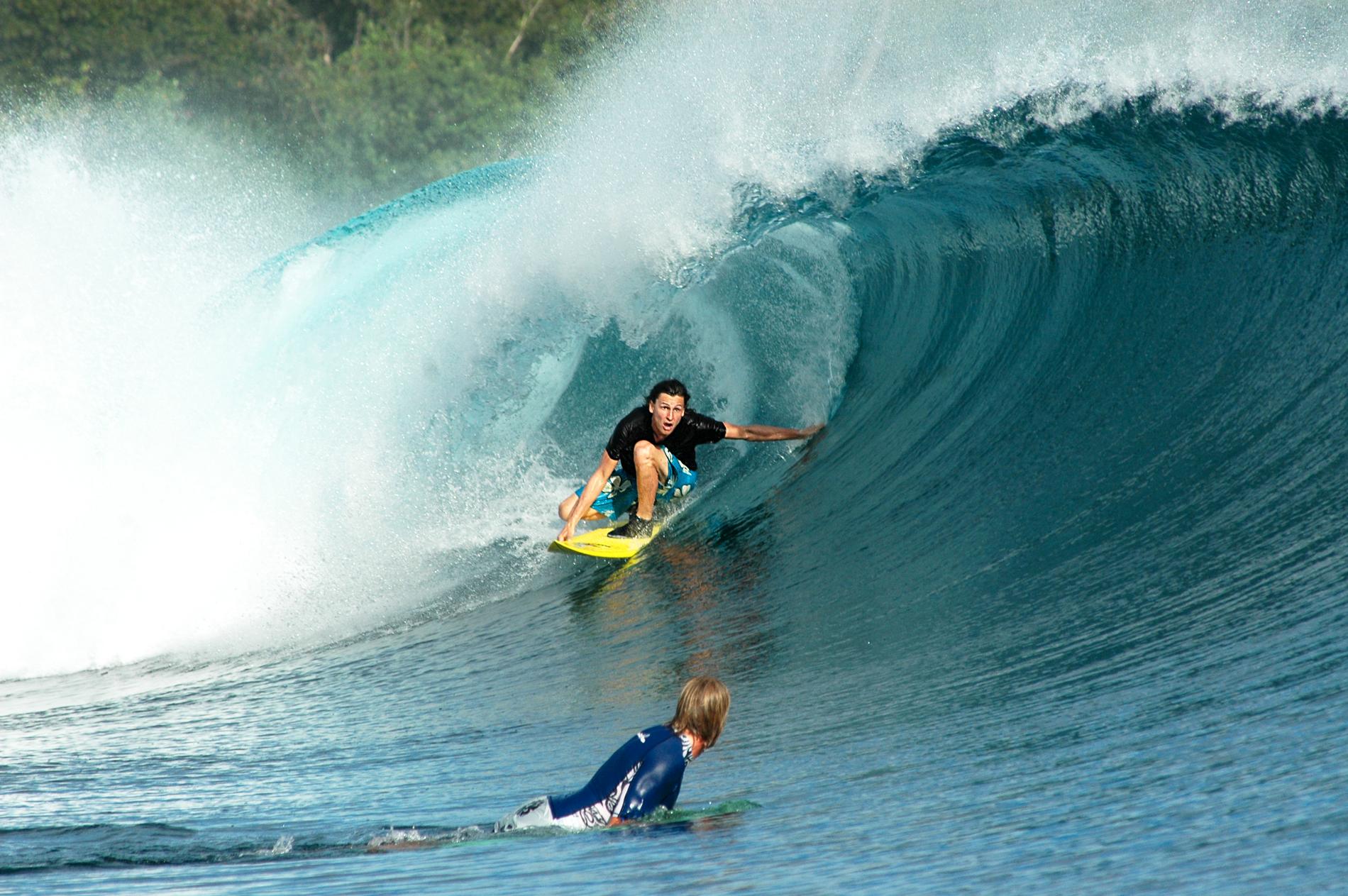 Niklas surfar i Indonesien år 2006