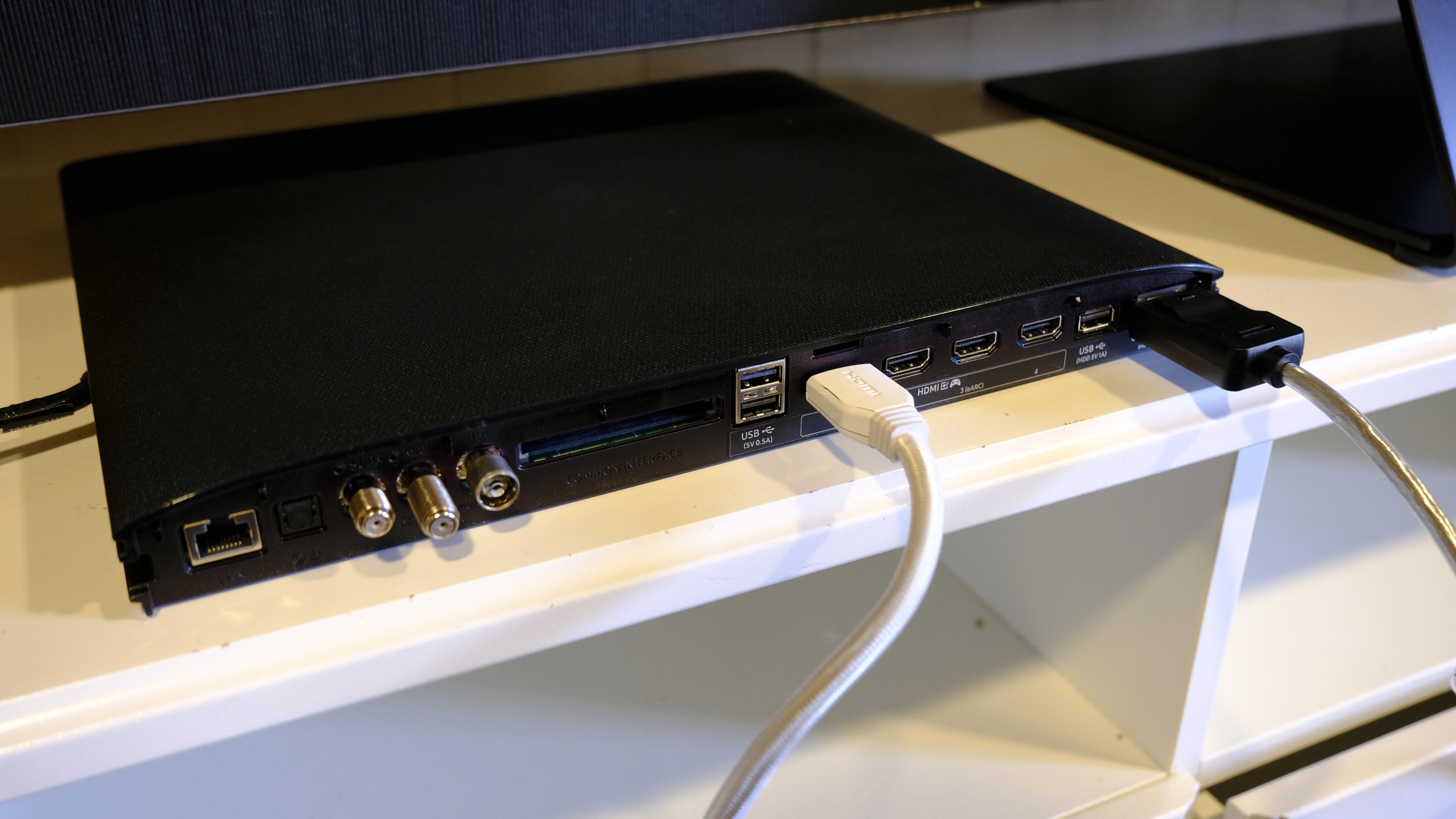 QN900C kommer med den nyeste versjonen av One Connect-boksen. Denne kan du dessuten feste bakpå foten på TV-en om du vil. 