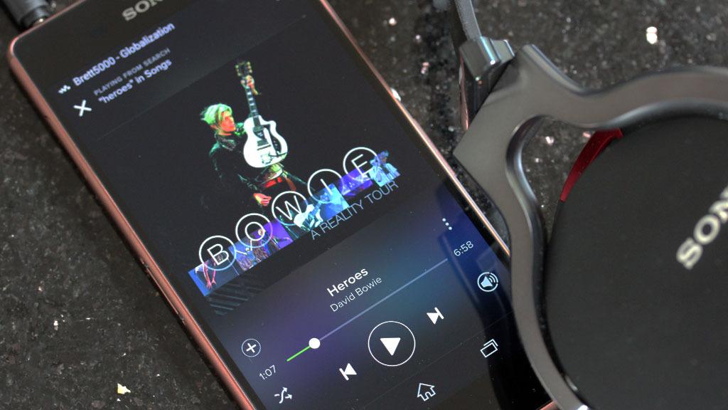 Sony kan musikk. Kobler du til et hodesett kan telefonen starte apper automatisk. Her har vi startet Spotify på denne måten.Foto: Espen Irwing Swang, Tek.no