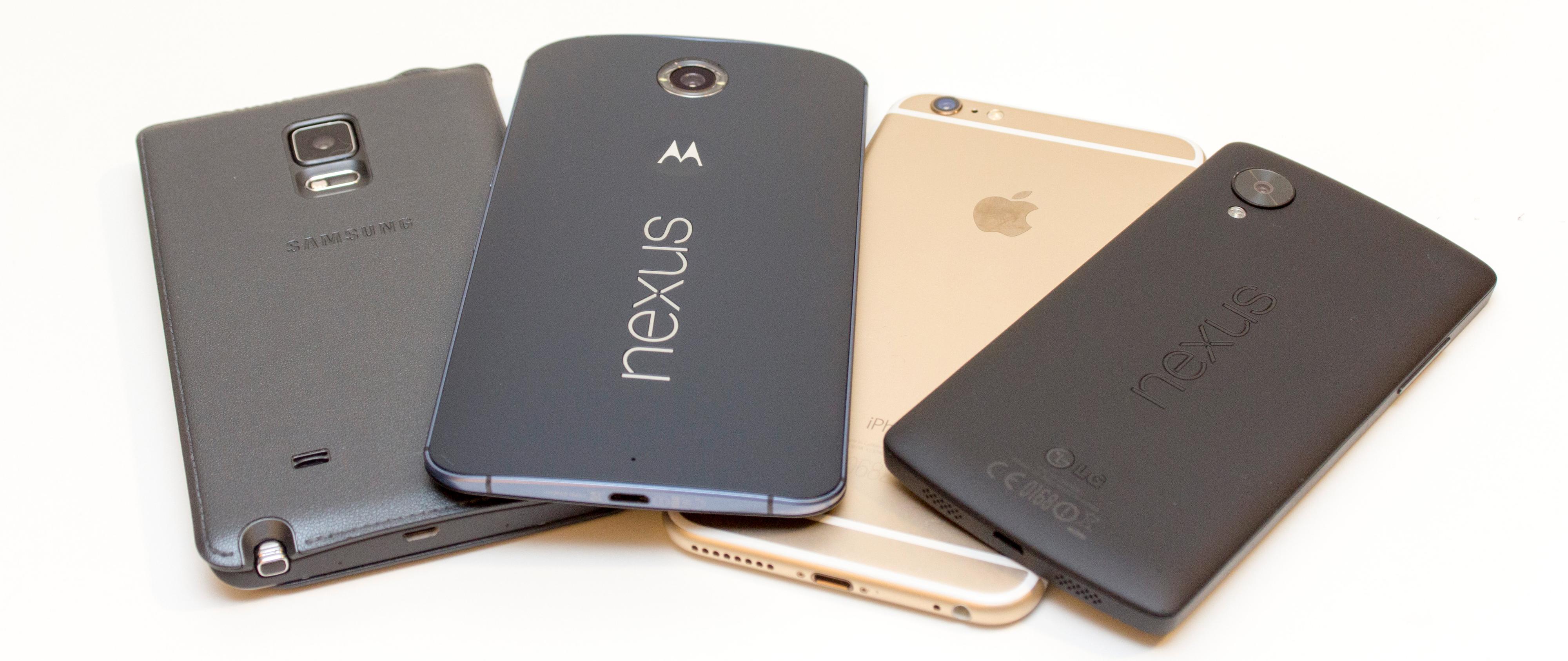 Nye Nexus 6 er ingen småtass. Her sammen med Samsung Galaxy Note Edge, Apple iPhone 6 Plus og LG Nexus 5. Foto: Kurt Lekanger, Tek.no